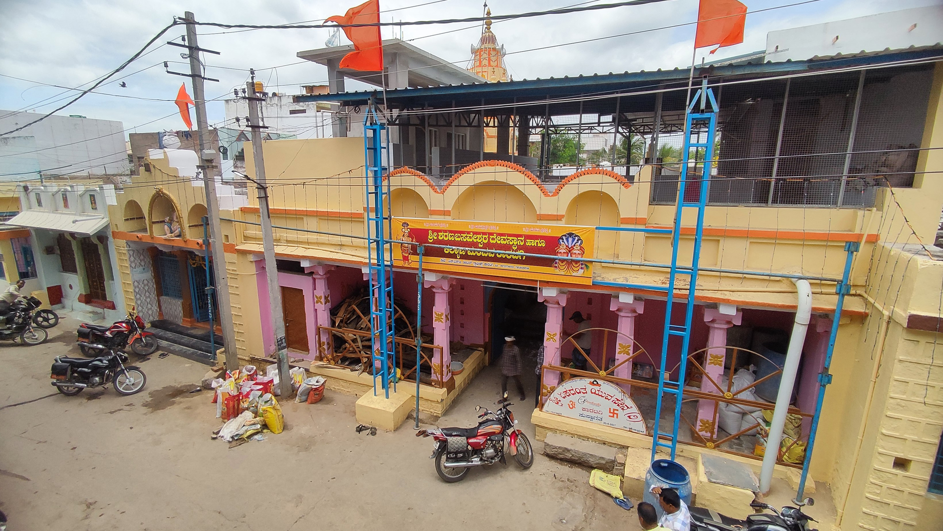 ಕಾರಟಗಿಯ ಆಕರ್ಷಣೀಯ ಕೇಂದ್ರವೆನಿಸಿರುವ ಒಂದೆಡೆ ಇರುವ ವಿವಿಧ ದೇವಸ್ಥಾನಗಳ ಪ್ರಾಂಗಣದ ಹೊರನೋಟ