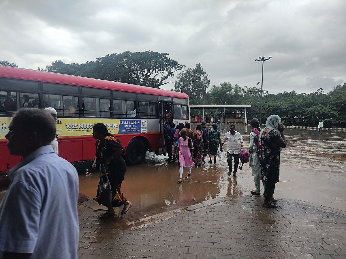 ಗುಬ್ಬಿ: ಕೊಳಚೆ ನೀರಿನಲ್ಲಿಯೇ ಜನ ಓಡಾಟ