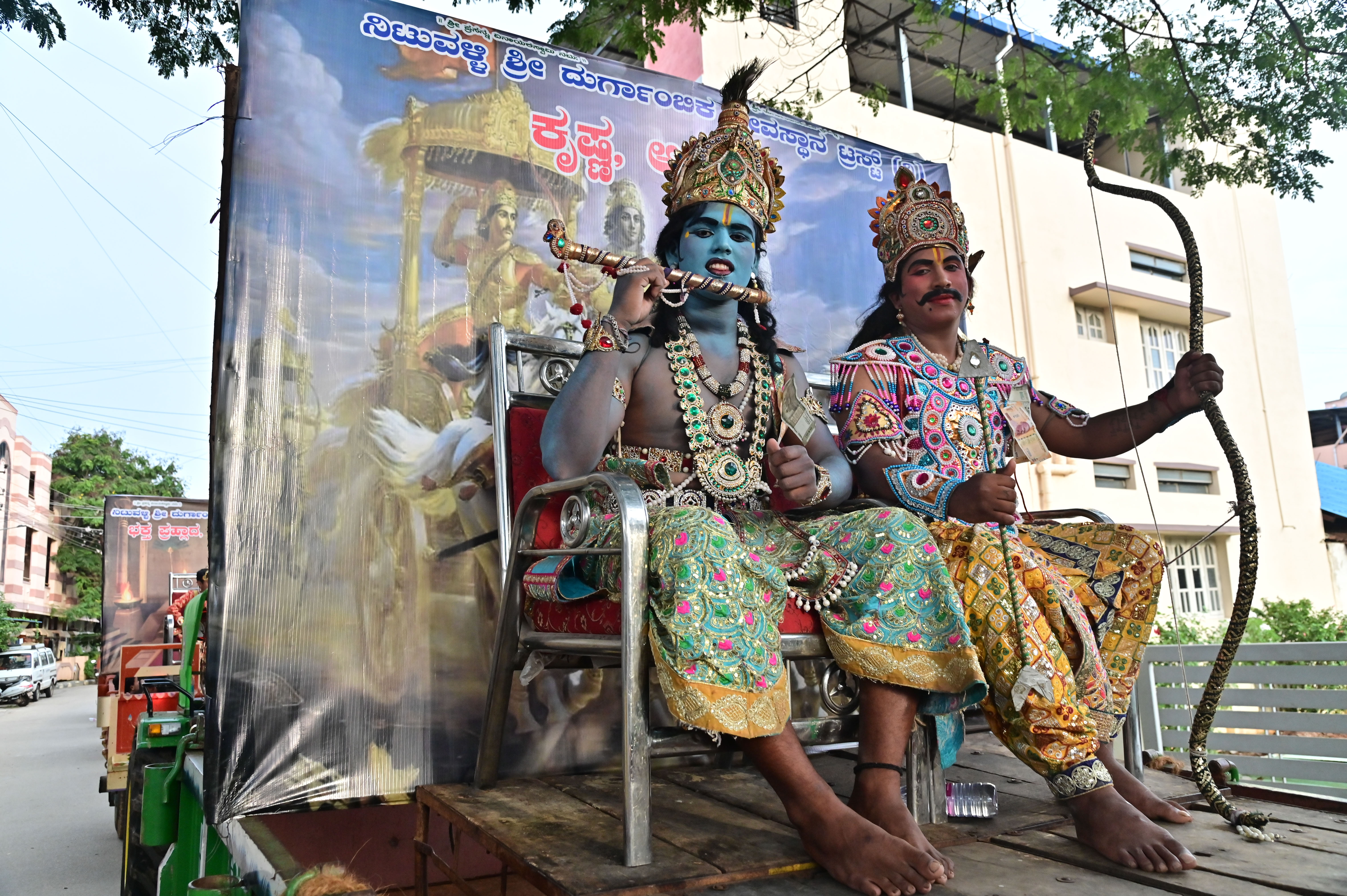 ದಾವಣಗೆರೆಯ ನಿಟುವಳ್ಳಿಯ ದುರ್ಗಾಂಬಿಕ ದೇವಸ್ಥಾನ ಟ್ರಸ್ಟ್ ಪ್ರತಿಷ್ಠಾಪಿಸಿದ್ದ ಗಣೇಶ ಮೂರ್ತಿಯ ವಿಸರ್ಜನಾ ಮೆರವಣಿಗೆಯಲ್ಲಿ ಗಮನ ಸೆಳೆದ ಶ್ರೀಕೃಷ್ಣ–ಅರ್ಜುನ -ಪ್ರಜಾವಾಣಿ ಚಿತ್ರ