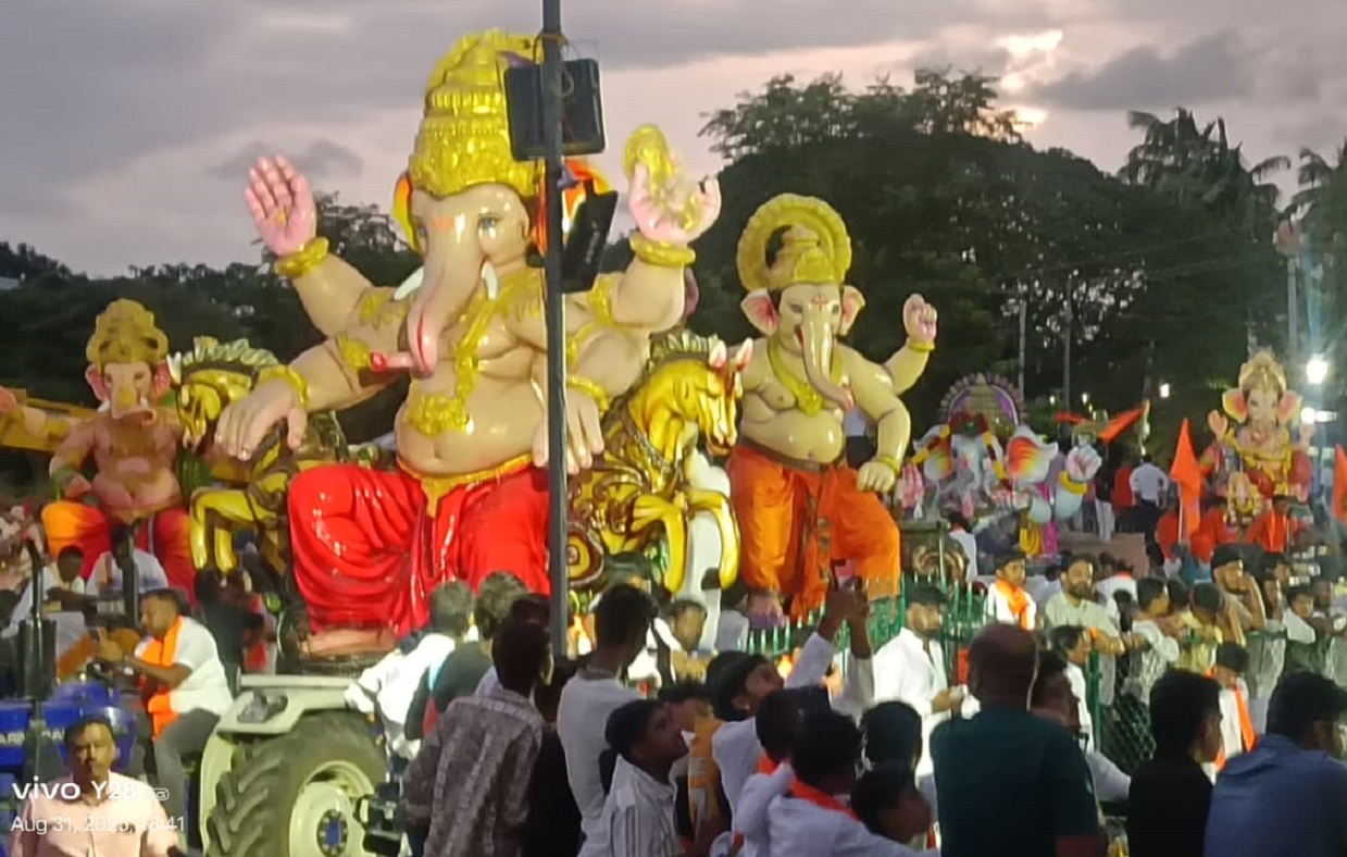ವಿಸರ್ಜನೆಗೆಂದು ಕೊಳದ ಬಳಿ ತರಲಾಗಿದ್ದ ಗಣಪನ ಮೂರ್ತಿಗಳು