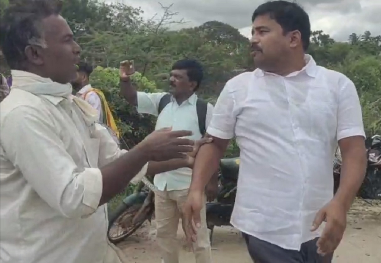 ಮುನಿಯಪ್ಪ ಬಣದ ಸೀತಿಹೊಸೂರು ಮುರಳಿಗೌಡ ಅವರನ್ನು ಸ್ಥಳದಿಂದ ಹೊರಗೆ ಕಳಿಸಿದ ಕ್ಷಣ