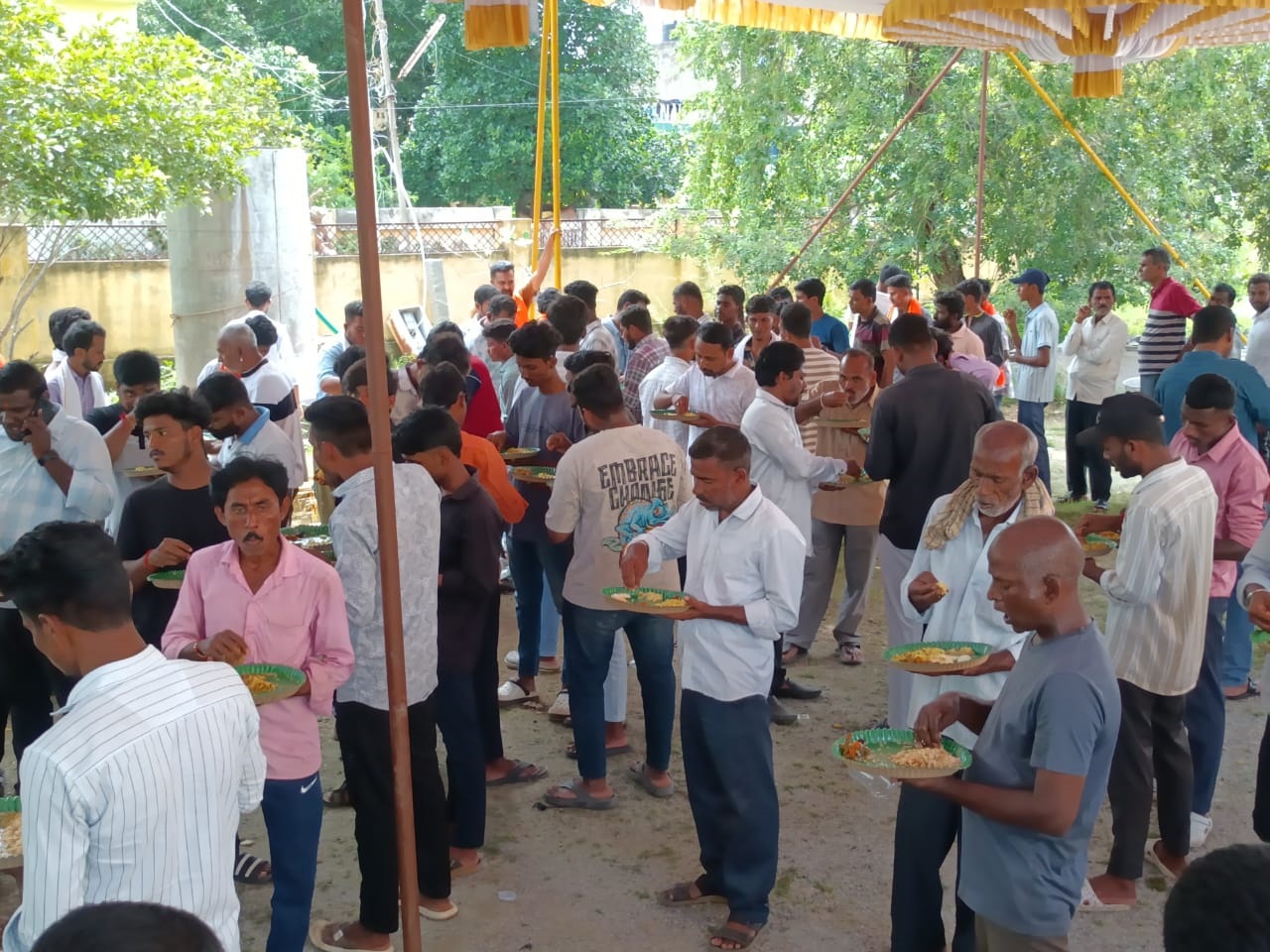 ರಾಯಚೂರು ನಗರದ ಶ್ರೀರಾಮನಗರ ಕಾಲೊನಿಯಲ್ಲಿ ಕೊದಂಡರಾಮ ಗಜಾನನ ಯುವಕ ಮಂಡಳಿಯಿಂದ ಮಹಾ ಅನ್ನ ಪ್ರಸಾದ ಭಾನುವಾರ ಹಮ್ಮಿಕೊಳ್ಳಲಾಗಿತ್ತು
