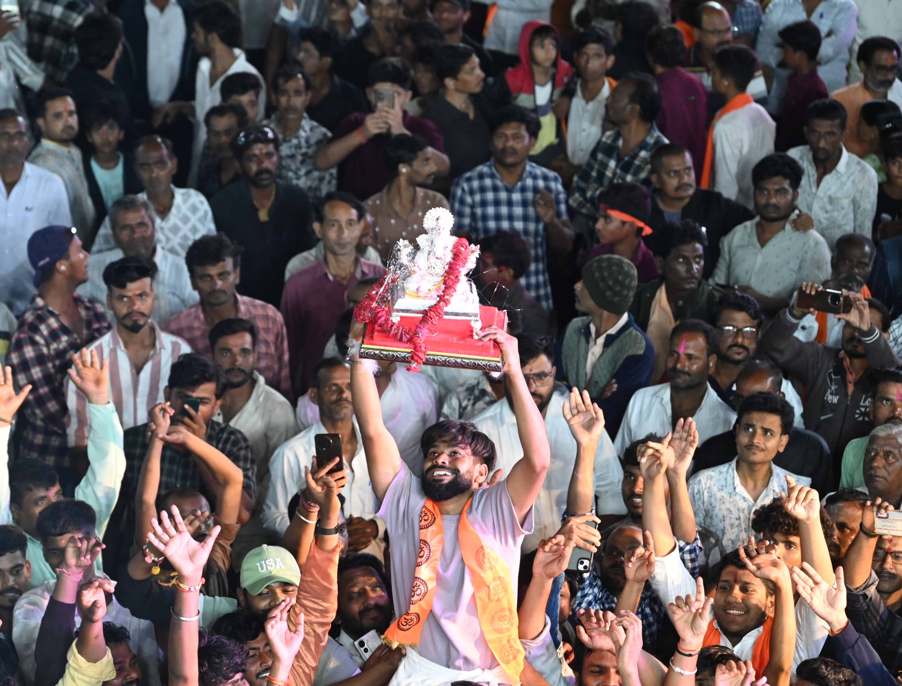 ಚಿಕ್ಕ ಗಣಪನ ಮೂರ್ತಿಯೊಂದಿಗೆ ಮೆರವಣಿಗೆಯಲ್ಲಿ ಯುವಕರು ಹೆಜ್ಜೆ ಹಾಕಿದ್ದು