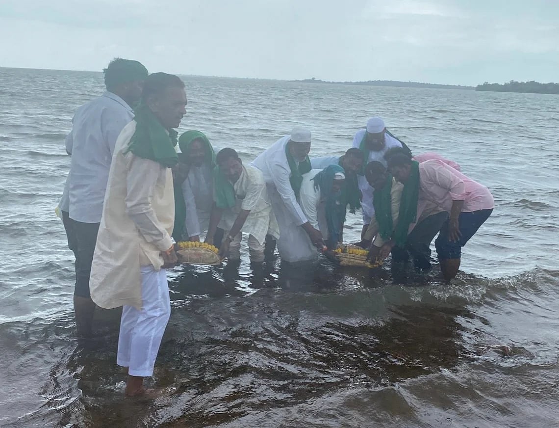 ಕೃಷ್ಣೆಗೆ ರೈತರಿಂದ ಬಾಗಿನ ಅರ್ಪಣೆ