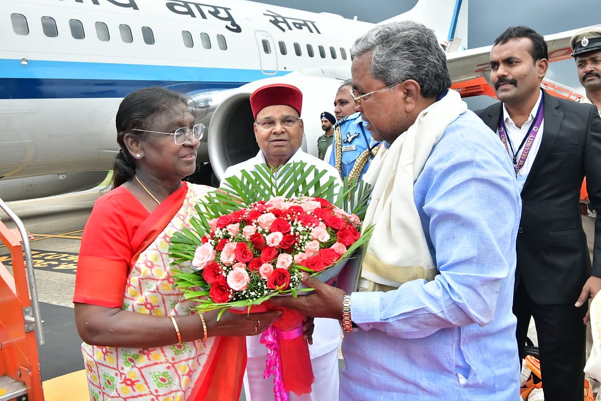 ಮೈಸೂರಿಗೆ ಬಂದಿಳಿದ ರಾಷ್ಟ್ರಪತಿ ದ್ರೌಪದಿ ಮುರ್ಮು: ಸ್ವಾಗತಿಸಿದ ರಾಜ್ಯಪಾಲ, ಸಿಎಂ