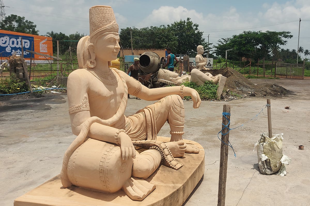 ಬಾದಾಮಿ: ಪ್ರತಿಷ್ಠಾಪನೆಯಾಗದ ಪುಲಿಕೇಶಿ, ಬಸವೇಶ್ವರ ಮೂರ್ತಿ