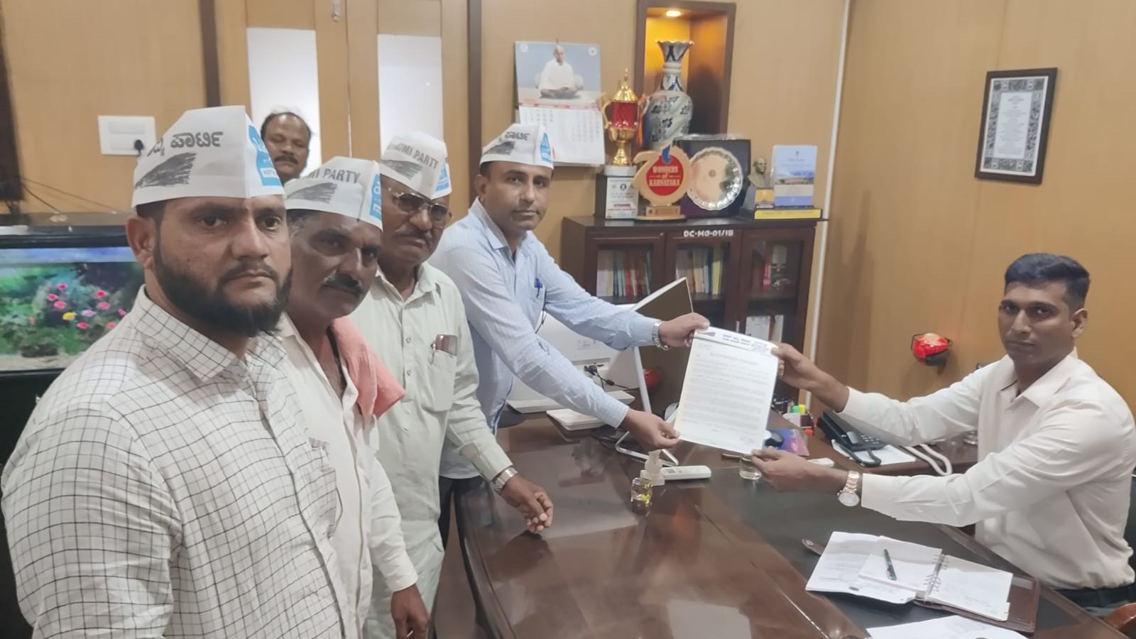 ವಿಜಯಪುರ ಜಿಲ್ಲಾ ಆಮ್ ಆದ್ಮಿ ಪಕ್ಷದ ಮುಖಂಡರು ಜಿಲ್ಲಾಧಿಕಾರಿಗೆ ಸೋಮವಾರ ಮನವಿ ಸಲ್ಲಿಸಿದರು