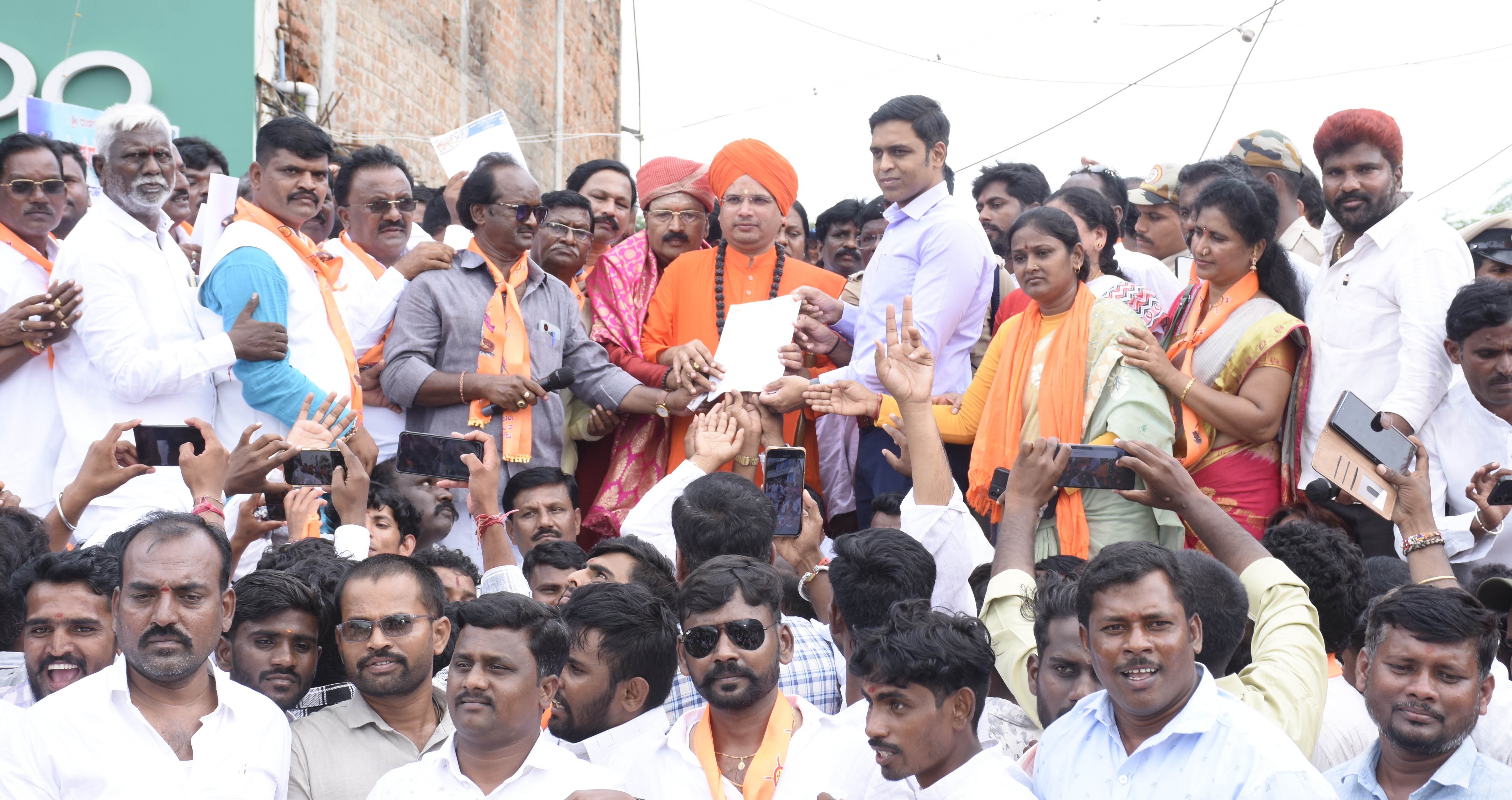 ಯಾದಗಿರಿಯಲ್ಲಿ ಸೋಮವಾರ ನಡೆದ ಕೋಲಿ ಕಬ್ಬಲಿಗ ಮತ್ತು ತಳವಾರ ಸಮುದಾಯಗಳ ಜಂಟಿ ಹೋರಾಟ ಸಮಿತಿಯ ‘ಯಾದಗಿರಿ ಚಲೋ’ ಬೃಹತ್ ಪ್ರತಿಭಟನೆ ವೇಳೆ ಜಿಲ್ಲಾಧಿಕಾರಿ ಹರ್ಷಲ್ ಭೋಯರ್ ಅವರಿಗೆ ಸ್ವಾಮೀಜಿಗಳು ಮನವಿ ಪತ್ರ ಸಲ್ಲಿಸಿದರು 