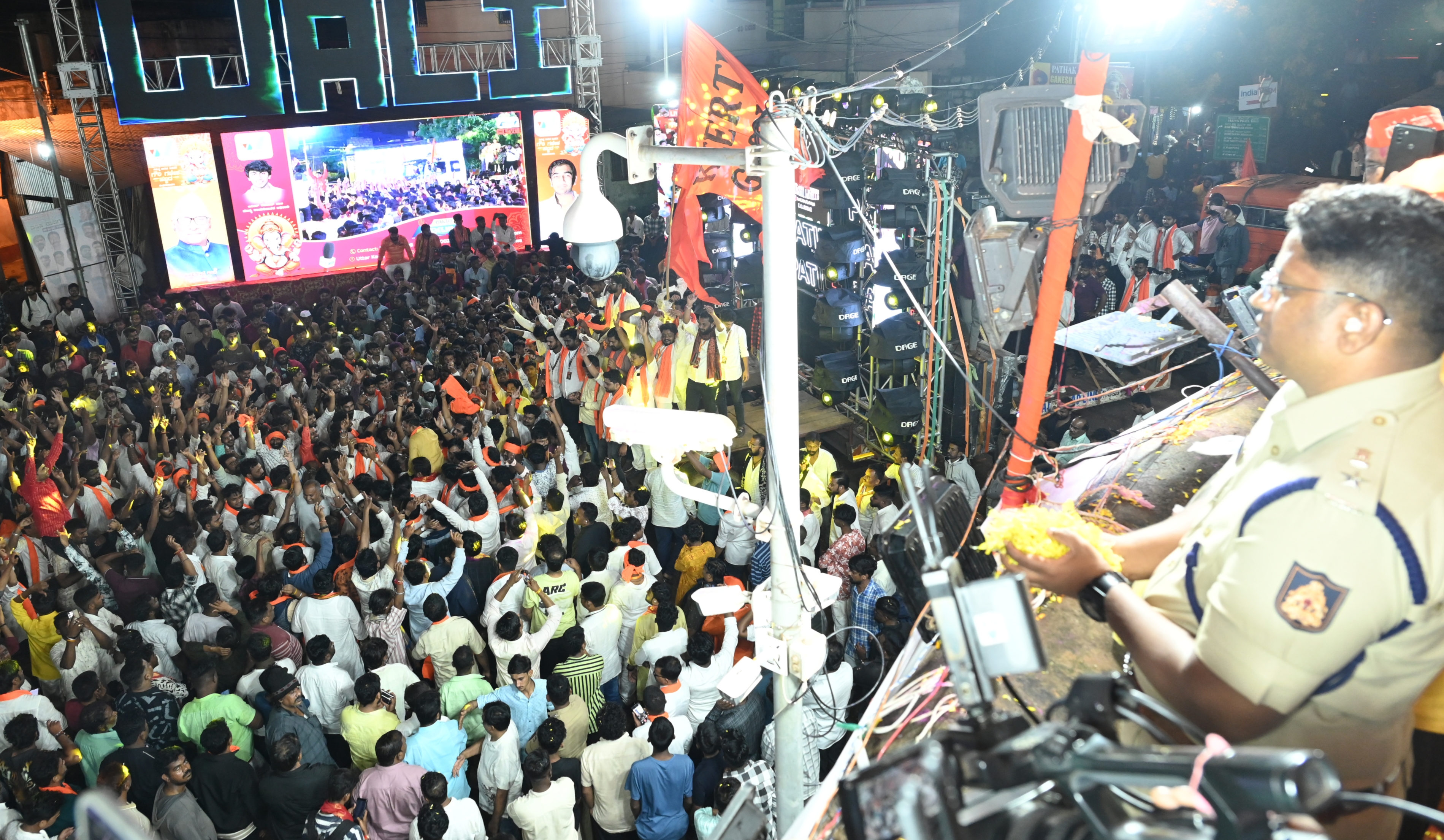 ಜಿಲ್ಲಾ ಪೊಲೀಸ್‌ ವರಿಷ್ಠಾಧಿಕಾರಿ ಪ್ರದೀಪ್‌ ಗುಂಟಿ ಅವರು ಸೋಮವಾರ ನಸುಕಿನ ಜಾವ 4ಗಂಟೆಗೆ ಚೌಬಾರ ಎದುರು ಬಂದ ಪ್ರತಾಪ್‌ ನಗರ–ನೌಬಾದ್‌ ಗಣಪನ ಮೇಲೆ ಹೂಮಳೆಗರೆದು ಸ್ವಾಗತಿಸಿದರು 