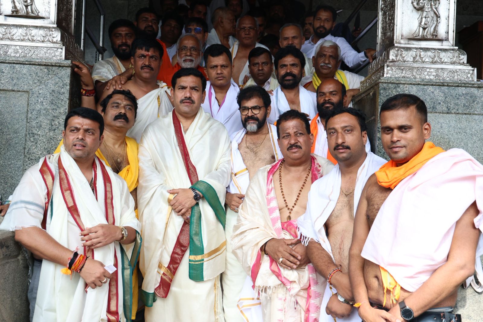 ‘ಧರ್ಮಸ್ಥಳ ಚಲೋ’ ಸಮಾವೇಶಕ್ಕೂ ಮುನ್ನ ಬಿಜೆಪಿ ಮುಖಂಡರಾದ  ಹರೀಶ್‌ ಪೂಂಜ ಬಿ.ವೈ.ವಿಜಯೇಂದ್ರ ಕ್ಯಾ.ಬ್ರಿಜೇಶ್ ಚೌಟ ಛಲವಾದಿ ನಾರಾಯಣಸ್ವಾಮಿ ಎಸ್‌.ಆರ್‌.ವಿಶ್ವನಾಥ್‌ ಮೊದಲಾದವರು ಮಂಜುನಾಥ ಸ್ವಾಮಿಯ ದರ್ಶನ ಪಡೆದರು