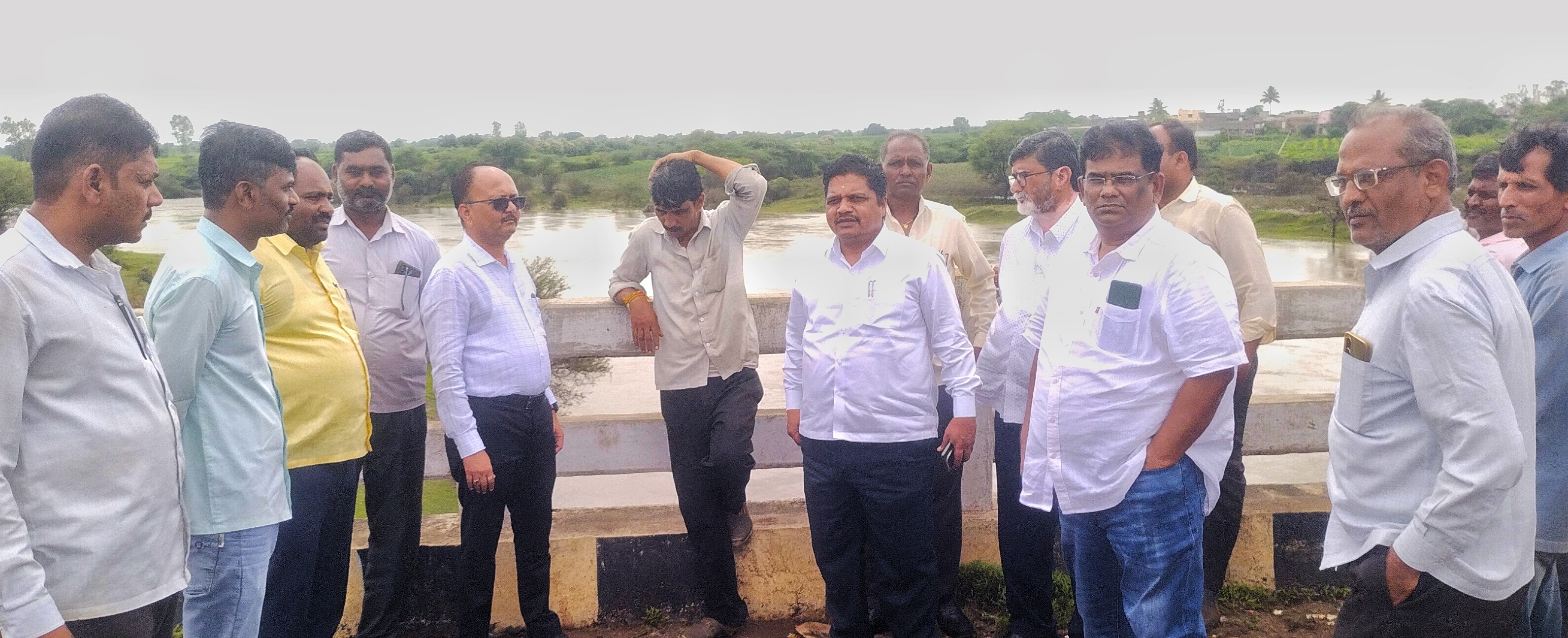 ಹುಲಸೂರ ಸಮೀಪದ ಕೊಂಗಳಿ ಗ್ರಾಮದ ಸೇತುವೆ ಬಳಿ ನೆರೆಯ ರಾಜ್ಯದ ಜಲಾಶಯದಿಂದ ಬಿಡಲಾದ ನೀರಿನಿಂದಾಗಿ ನದಿ ಪಕ್ಕದ ನೂರಾರು ಎಕರೆ ಬೆಳೆ ಆಹುತಿ ಪಡೆದುಕೊಂಡಿದ್ದು ಸ್ಥಳಕ್ಕೆ ಭಾಲ್ಕಿ ತಹಶೀಲ್ದಾರ್ ಮಲ್ಲಿಕಾರ್ಜುನ ವಡ್ಡನಕೆರೆ ಕೃಷಿ ನಿರ್ದೇಶಕ ಮಲ್ಲಿಕಾರ್ಜುನ ಇಒ ಸೂರ್ಯಕಾಂತ ಬಿರಾದಾರ ಭೇಟಿ ನೀಡಿ ಪರಿಶೀಲಿಸಿದರು 