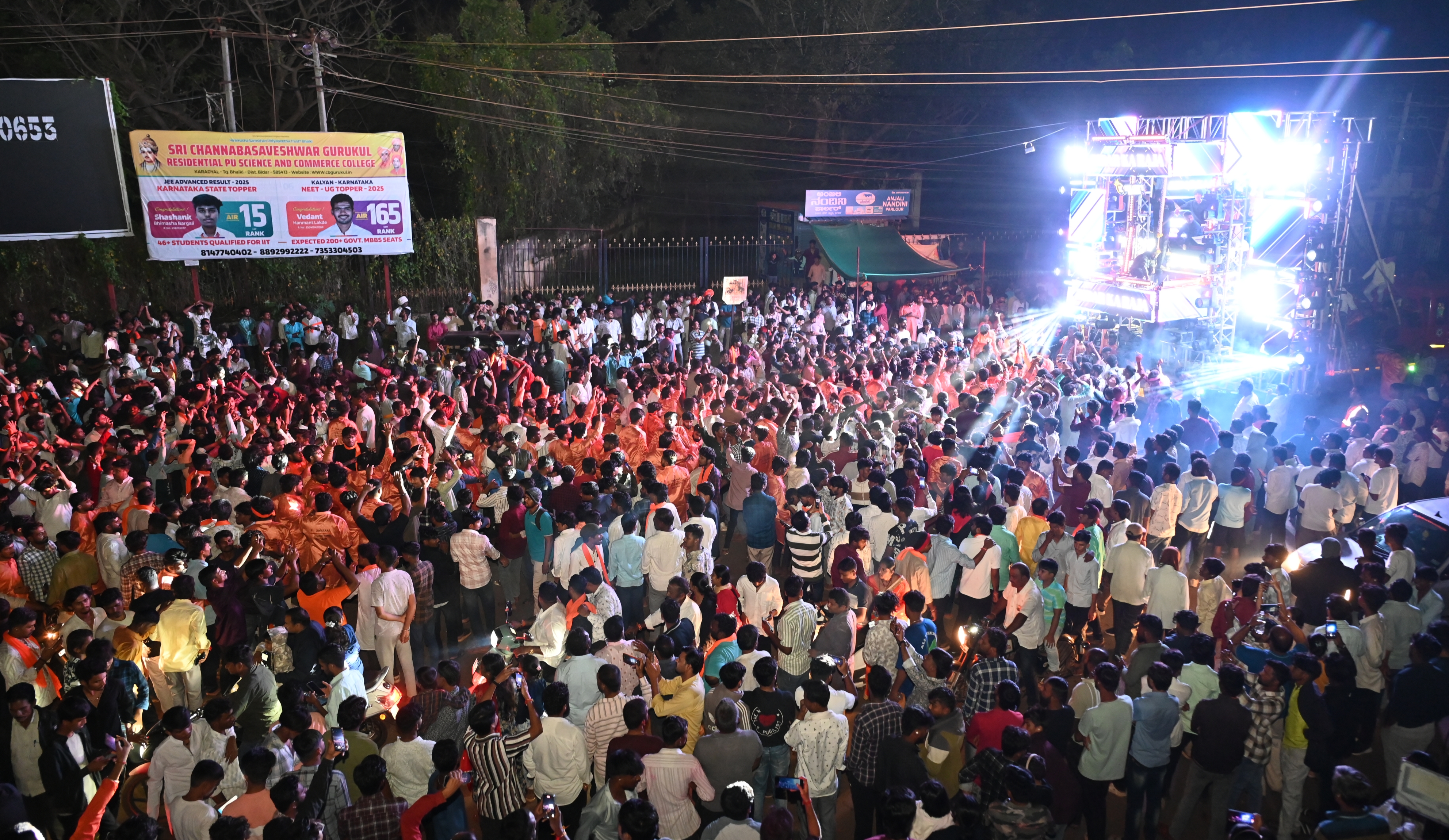 ಡಿಜೆ ಸದ್ದು ಬೆಳಕಿನಲ್ಲಿ ಯುವಕರು ಮೈಮರೆತು ಕುಣಿದರು