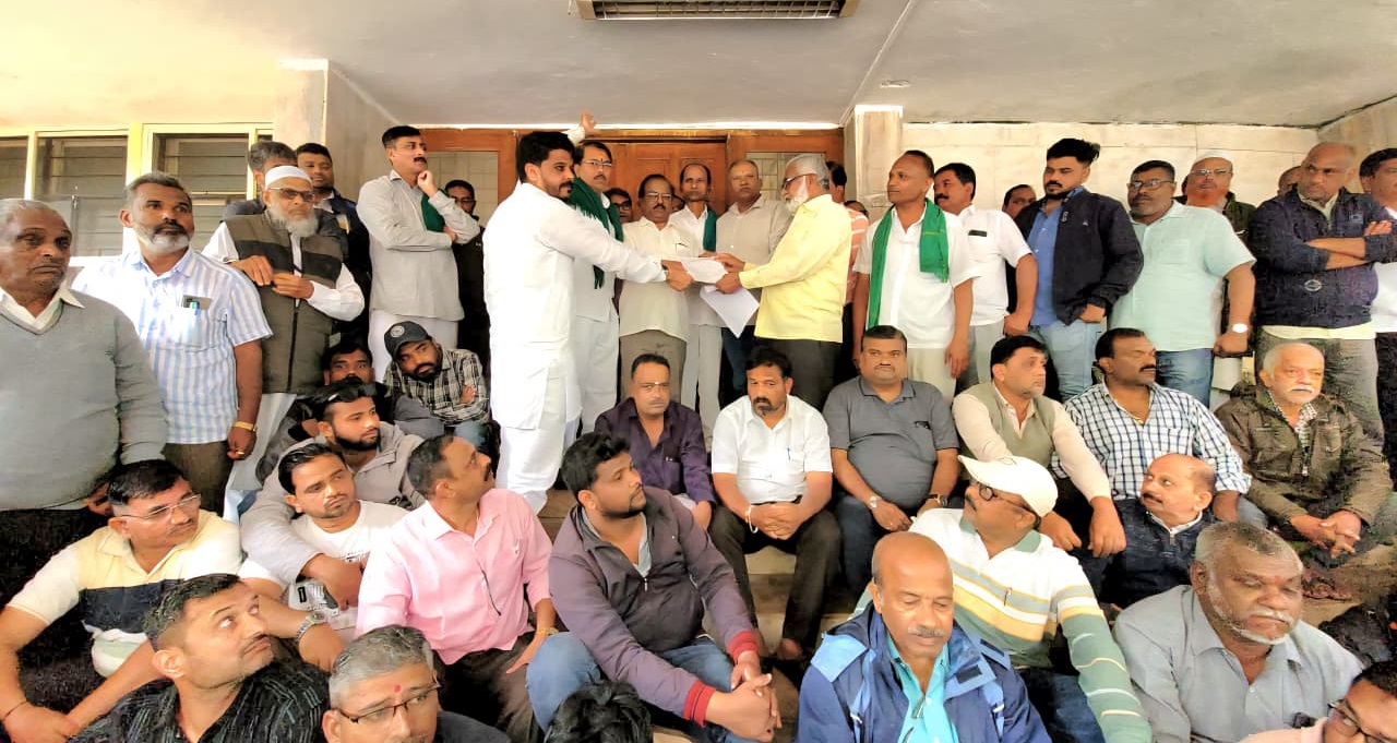 ಬೆಳಗಾವಿಯ ಜೈ ಕಿಸಾನ್‌ ಸಗಟು ತರಕಾರಿ ಮಾರುಕಟ್ಟೆಯ ಭೂ ಬಳಕೆ ರದ್ದು ಮಾಡಿದ ಕ್ರಮ ಖಂಡಿಸಿ ಬುಡಾ ಕಚೇರಿಯ ಮುಂದೆ ವ್ಯಾಪಾರಿಗಳು ಸೋಮವಾರ ಪ್ರತಿಭಟನೆ ನಡೆಸಿದರು  