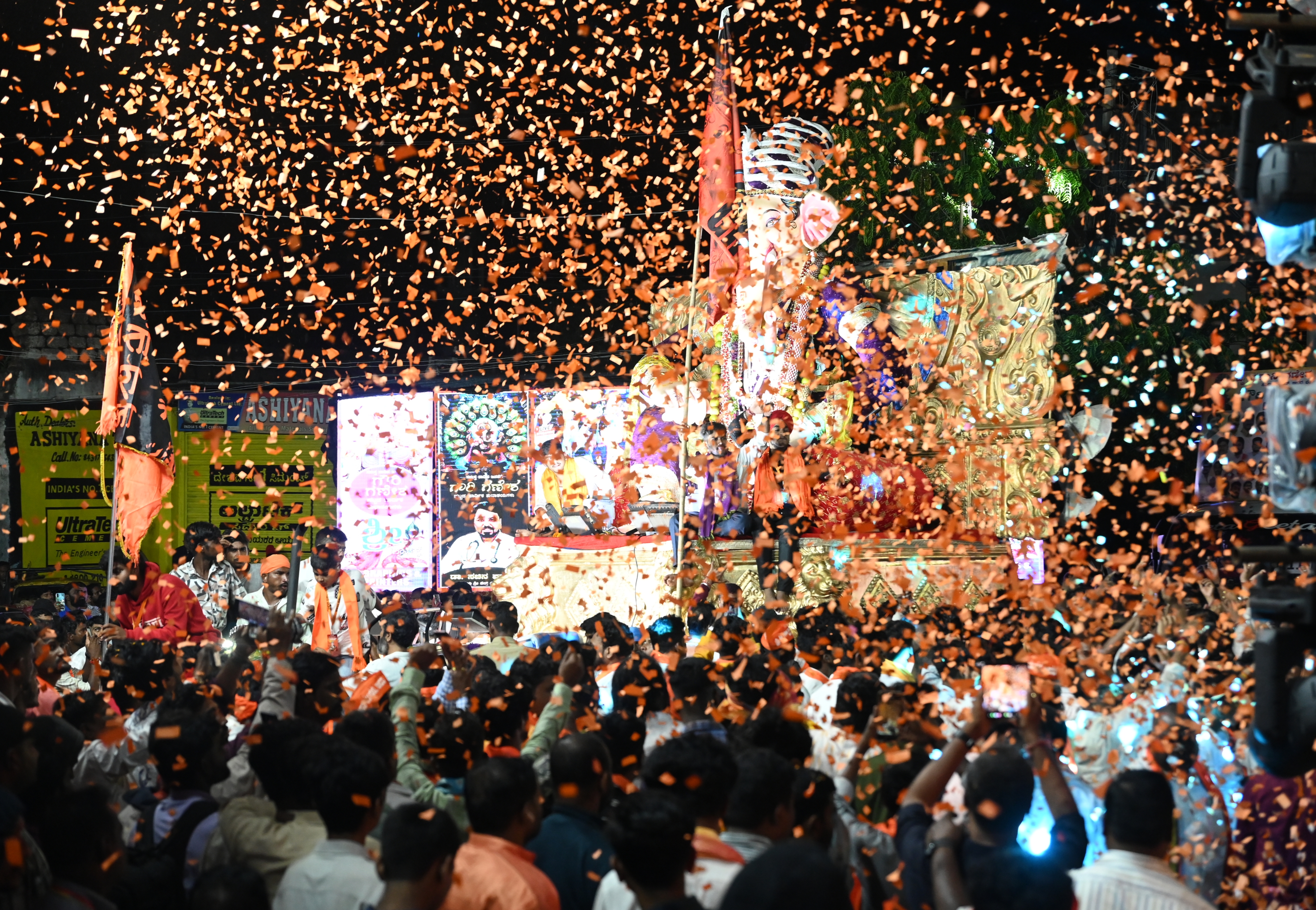ಬೀದರ್‌ನ ಚೌಬಾರ ಬಳಿ ದೇವಿ ಕಾಲೊನಿಯ ಸಂಭಾಜಿ ಮಹಾರಾಜ ಗಣಪ ಬಂದಾಗ ಗಣೇಶ ಮಹಾಮಂಡಳದವರು ಹೂಮಳೆಗರೆದು ಸ್ವಾಗತಿಸಿದ್ದು ಹೀಗೆ
–ಪ್ರಜಾವಾಣಿ ಚಿತ್ರಗಳು: ಲೋಕೇಶ ವಿ. ಬಿರಾದಾರ