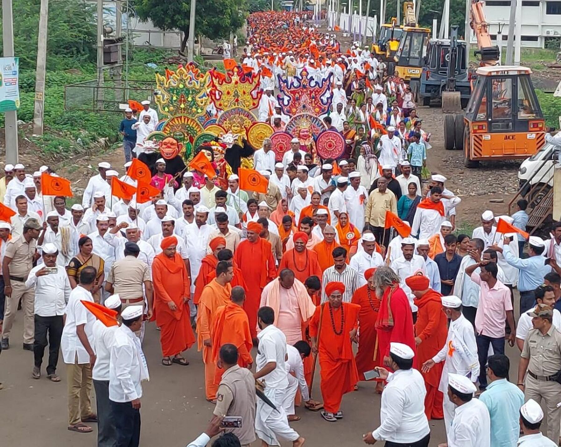 ಬಸವ ಸಂಸ್ಕೃತಿ ಅಭಿಯಾನದ ಪ್ರಯುಕ್ತ ಬಸವನಬಾಗೇವಾಡಿಯಲ್ಲಿ ಸೋಮವಾರ ನಡೆದ ಮೆರವಣಿಗೆಯಲ್ಲಿ ಮಠಾಧೀಶರು ಮತ್ತು ಕಲಾವಿದರು ಪಾಲ್ಗೊಂಡಿದ್ದರು.