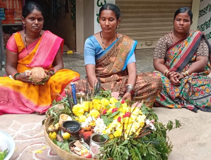 ಚಳ್ಳಕೆರೆಯಲ್ಲಿ ಜೋಕುಮಾರಸ್ವಾಮಿ ದೈವದ ಬುಟ್ಟಿ ಮುಂದೆ ಕುಳಿತು ಪದ ಹಾಡುತ್ತಿರುವ ಮಹಿಳೆಯರು