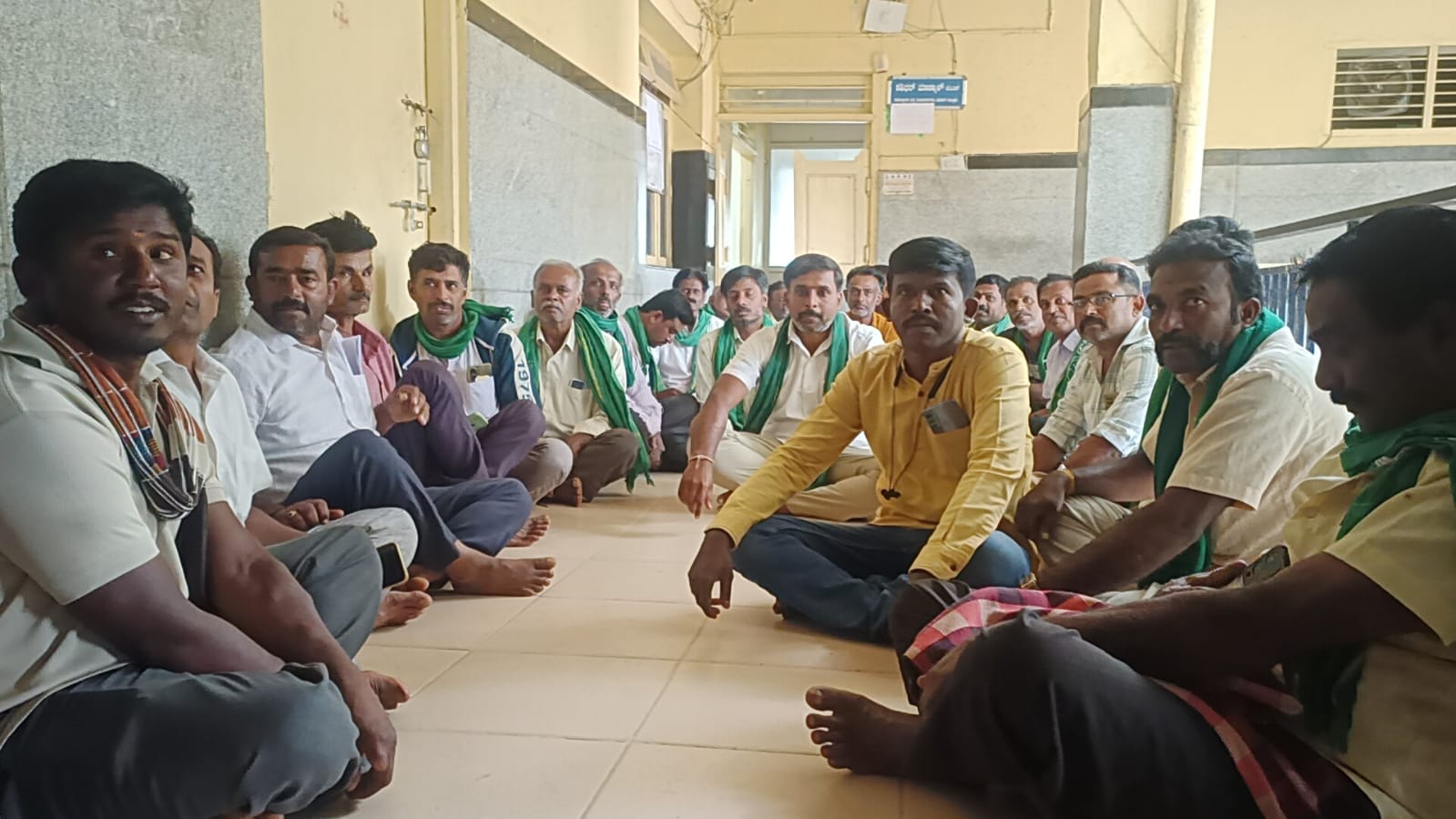 ಆನೇಕಲ್‌ನ ತಹಶೀಲ್ದಾರ್ ಕಚೇರಿ ಮುಂಭಾಗದಲ್ಲಿ ರೈತರು ತಮ್ಮ ಅರ್ಜಿ ಹಿಡಿದು ಕಾಯುತ್ತಿರುವುದು