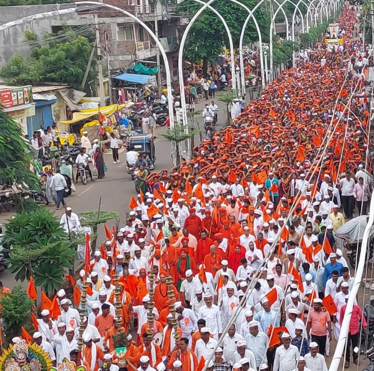ಬಸವನ ಬಾಗೇವಾಡಿಯ ಬಸವ ಜನ್ಮ ಸ್ಮಾರಕದ ಮುಂಭಾಗದಿಂದ ಆರಂಭವಾದ ರಥಯಾತ್ರೆಯಲ್ಲಿ  ನಾಡಿನ ಶರಣರು ಬಸವಭಕ್ತರು ಜಾನಪದ ಕಲಾವಿದರು ಹೆಜ್ಜೆ ಹಾಕಿದರು  
