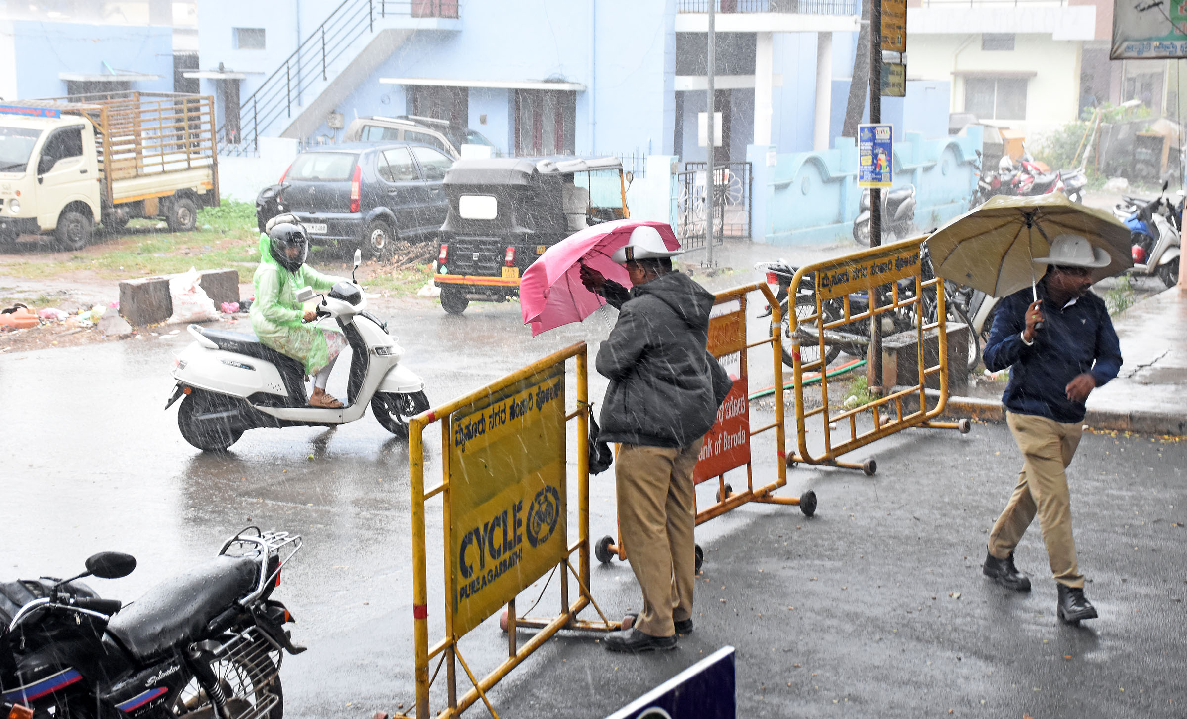 ಸುರಿಯುವ ಮಳೆಯ ನಡುವೆ ಪೊಲೀಸರು ಕರ್ತವ್ಯ ನಿರ್ವಹಿಸಿದರು