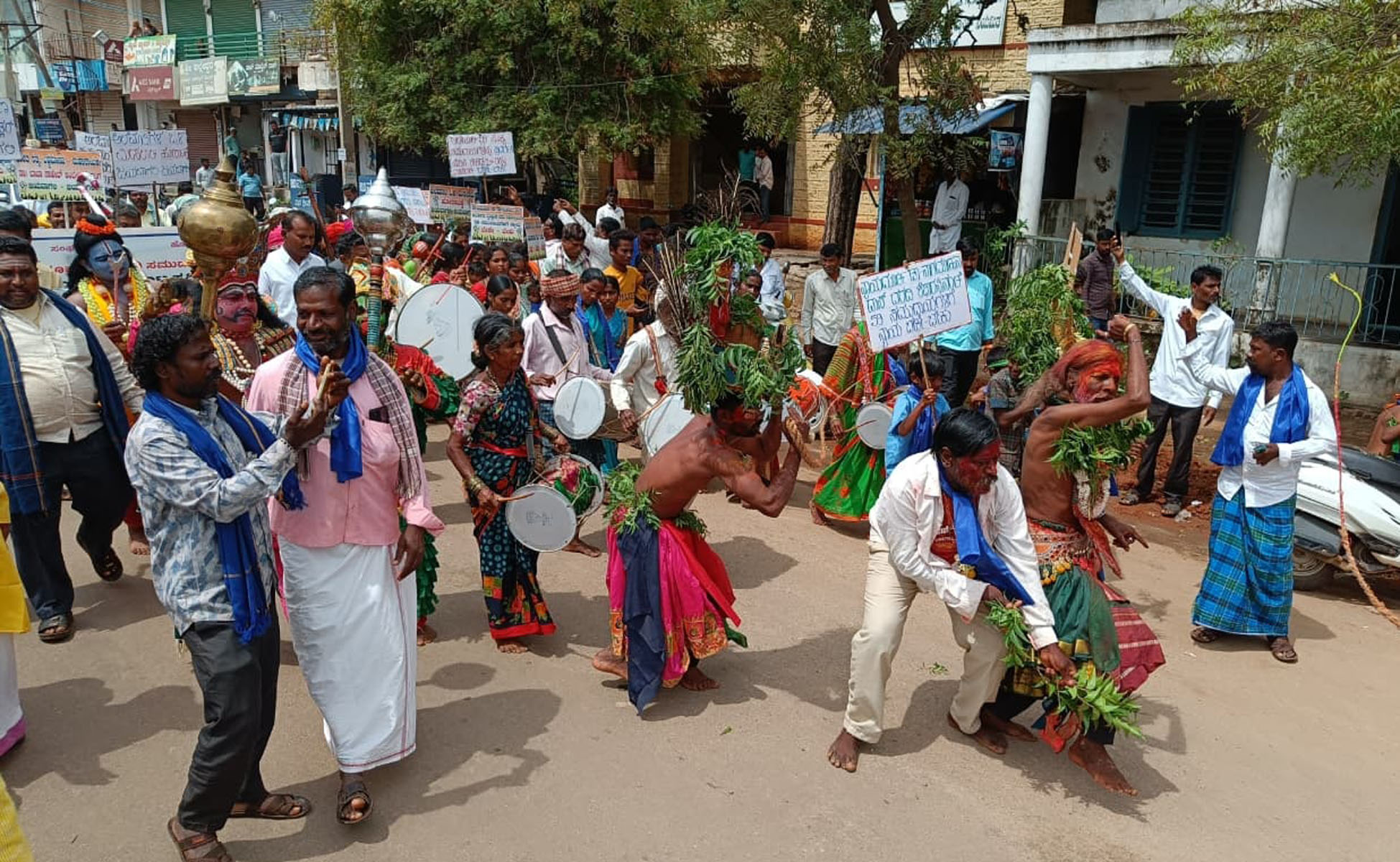 ಹೂವಿನಹಡಗಲಿಯಲ್ಲಿ ಅಲೆಮಾರಿ ಸಮುದಾಯಗಳವರು ಶೇ 1ರ ಮೀಸಲಾತಿಗೆ ಒತ್ತಾಯಿಸಿ ಪ್ರತಿಭಟನೆ ನಡೆಸಿದರು.