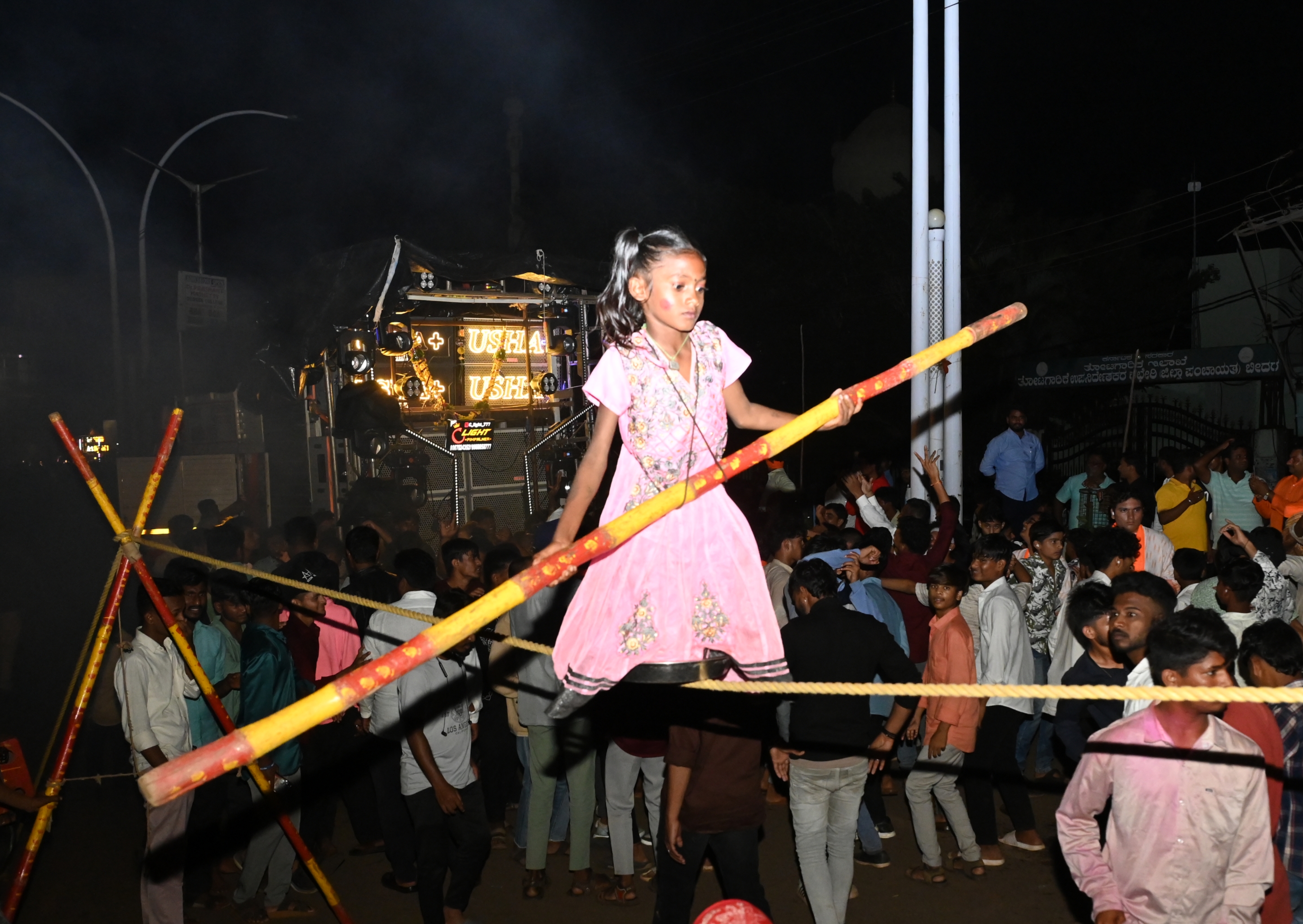 ಮೆರವಣಿಗೆಯಲ್ಲಿ ಬಾಲಕಿಯೊಬ್ಬಳು ಕೋಲು ಹಿಡಿದು ಹಗ್ಗದ ಮೇಲೆ ನಡೆದು ಎಲ್ಲರ ಗಮನ ಸೆಳೆದಳು