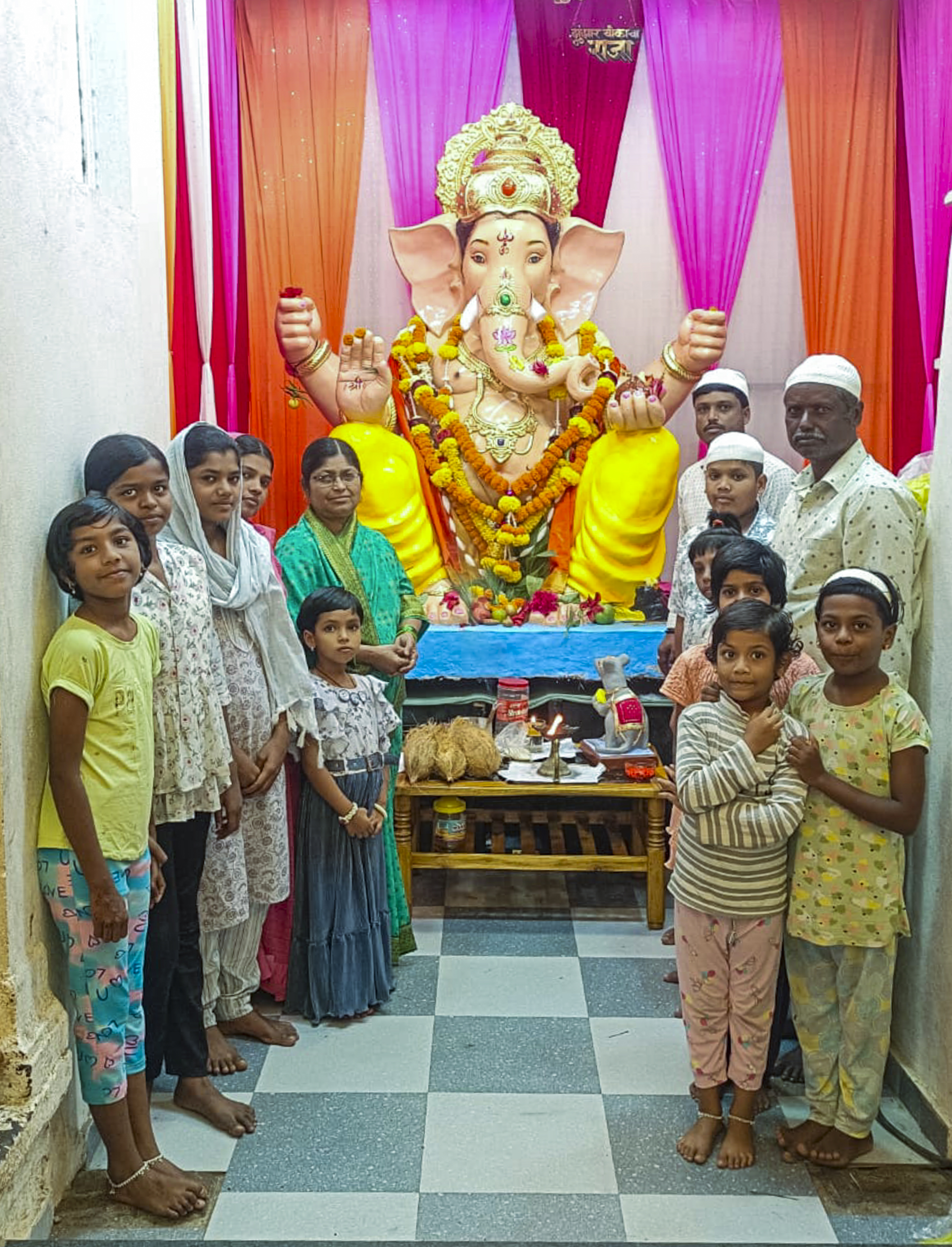ಮಹಾರಾಷ್ಟ್ರದ ಸಾಂಗ್ಲಿಯ ಮಸೀದಿಯಲ್ಲಿ ಪ್ರತಿಷ್ಠಾಪಿಸಿದ ಗಣೇಶ ಮೂರ್ತಿಯೊಂದಿಗೆ ಜನರು ಸೋಮವಾರ ಹಬ್ಬ ಅಚರಿಸಿದರು (ಪಿಟಿಐ ಚಿತ್ರ)