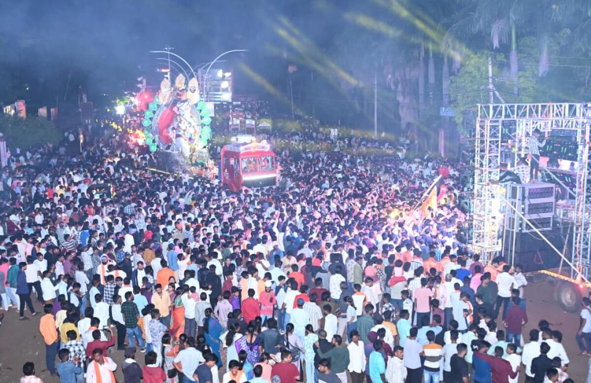 ಬೀದರ್‌ನಲ್ಲಿ ಭಾನುವಾರ ರಾತ್ರಿ ಗಣೇಶನ ಮೂರ್ತಿಗಳ ವಿಸರ್ಜನೆಯ ಮೆರವಣಿಗೆಯಲ್ಲಿ ಅಪಾರ ಜನ ಪಾಲ್ಗೊಂಡಿದ್ದರು 