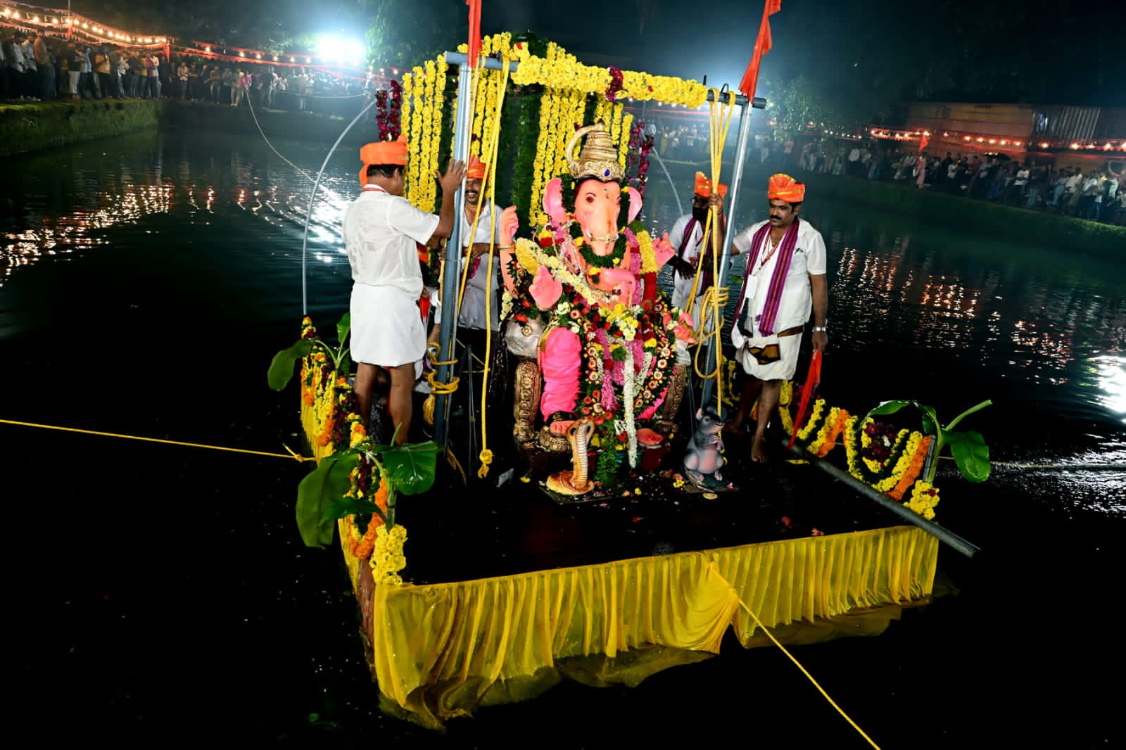 ಬೆಳ್ಳಿಯ ಪ್ರಭಾವಳಿ ಸ್ವರ್ಣ ಕಿರೀಟ ಸಹಿತ ಗಣಪತಿ ದೇವರ ವಿಗ್ರಹದ ಶೋಭಾಯಾತ್ರೆ ನಡೆಯಿತು
