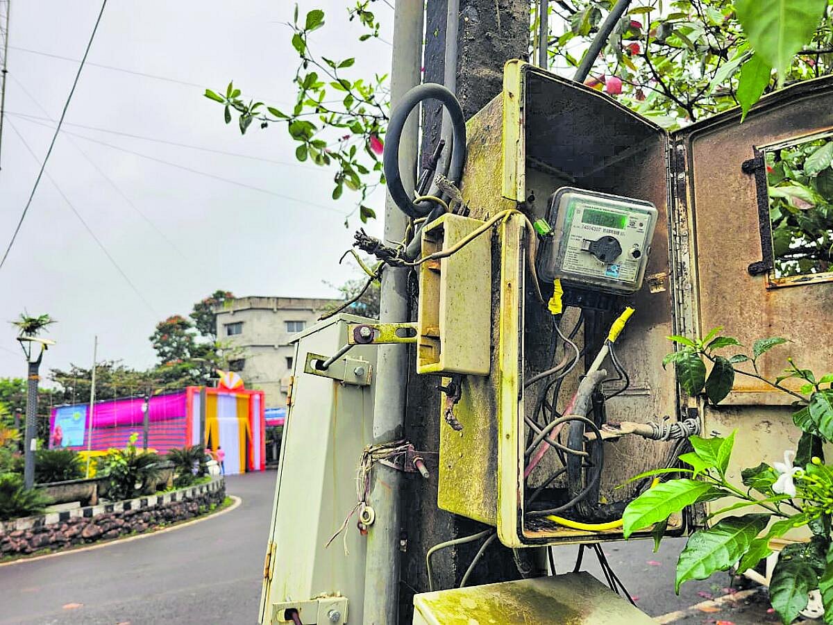 ಬೆಳಗಾವಿ | ಜೋತು ಬಿದ್ದ ತಂತಿ, ಹಾಳಾದ ಪರಿಕರ: ಇರಲಿ ಎಚ್ಚರ
