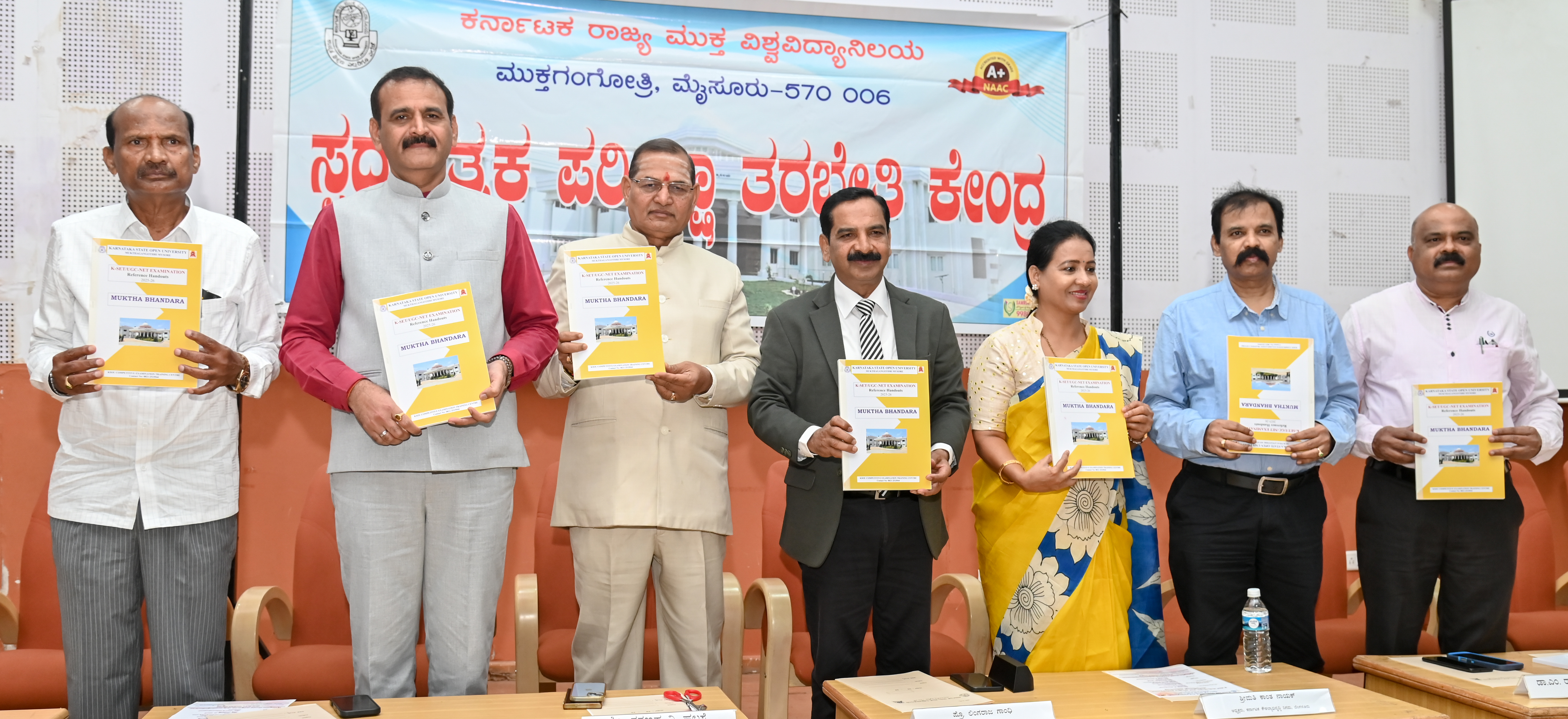 ಮೈಸೂರಿನ ಕೆಎಸ್‌ಒಯುನಲ್ಲಿ ನಡೆದ ತರಬೇತಿ ಶಿಬಿರದ ಸಮಾರೋಪ ಸಮಾರಂಭದಲ್ಲಿ ಪ್ರೊ.ಲಿಂಗರಾಜ ಅವರು ‘ಗಾಂಧಿ ಅಧ್ಯಯನ’ ಪುಸ್ತಕ ಬಿಡುಗಡೆ ಮಾಡಿದರು ಪ್ರಜಾವಾಣಿ ಚಿತ್ರ