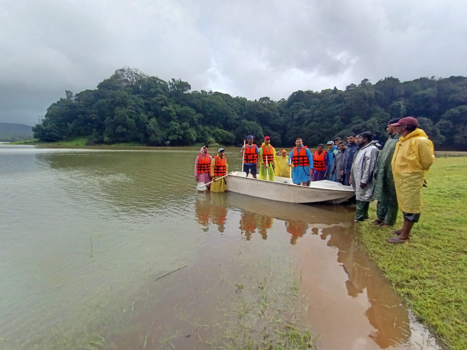 ಜೊಯಿಡಾ ತಾಲ್ಲೂಕಿನ ಬಜಾರಕುಣಂಗ ಗ್ರಾಮ ಪಂಚಾಯಿತಿ ವ್ಯಾಪ್ತಿಯ ಕರಂಜೆ ಊರಿಗೆ ಸಂಪರ್ಕ ಕಲ್ಪಿಸುವ ರಸ್ತೆಯಲ್ಲಿ ಸುಪಾ ಜಲಾಶಯದ ಹಿನ್ನೀರು ಆವರಿಸಿಕೊಂಡಿದ್ದು ಜನರ ಸಂಚಾರಕ್ಕೆ ಕೆಪಿಸಿ ವತಿಯಿಂದ ಗ್ರಾಮ ಪಂಚಾಯಿತಿ ಮೂಲಕ ದೋಣಿ ವ್ಯವಸ್ಥೆ ಮಾಡಲಾಗಿದೆ.