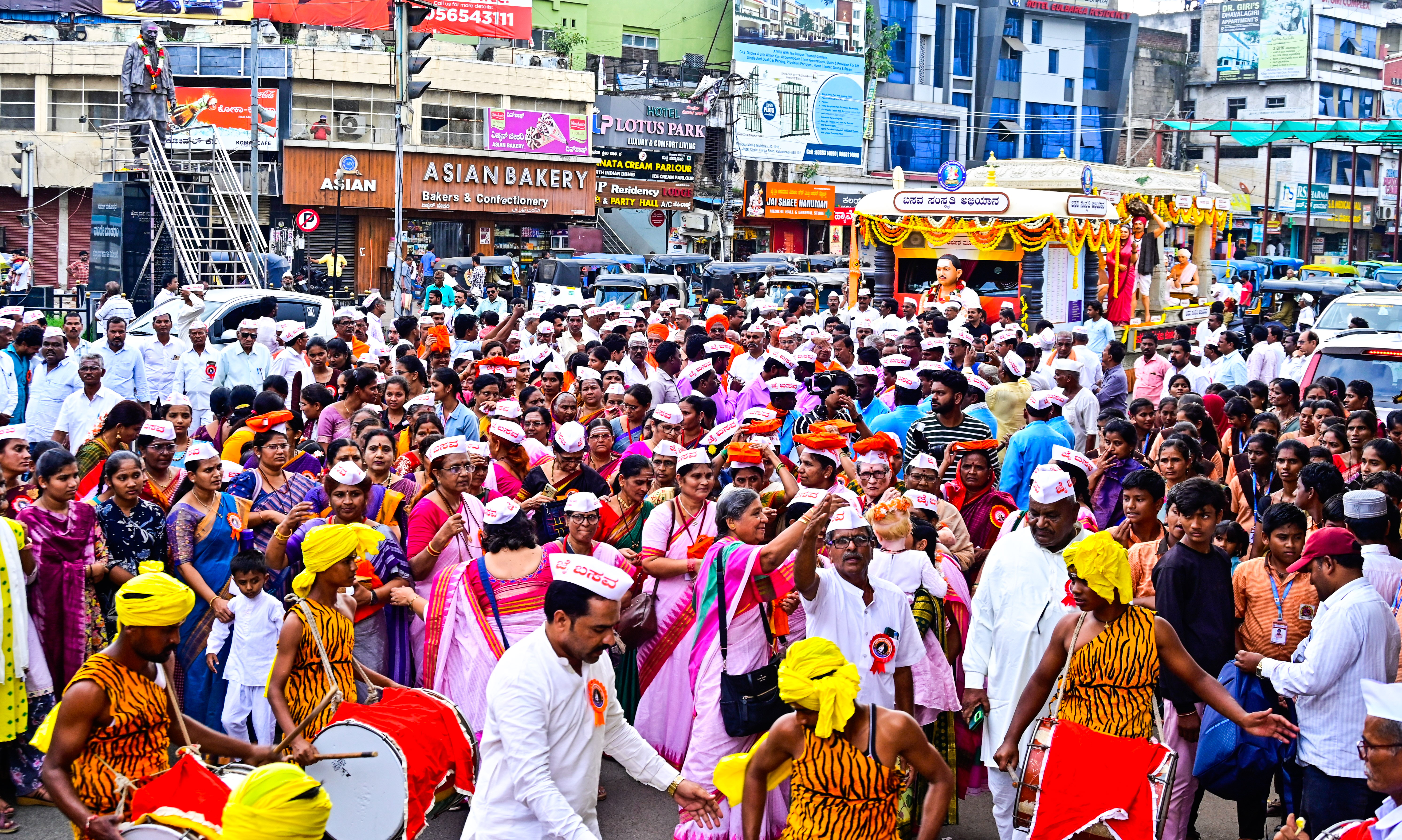 ಲಿಂಗಾಯತ ಮಠಾಧಿಪತಿಗಳ ಒಕ್ಕೂಟದಿಂದ ನಡೆದ ಬಸವ ಸಂಸ್ಕೃತಿ ಅಭಿಯಾನ ರಥಯಾತ್ರೆ ವಿವಿಧ ಕಲಾತಂಡಗಳೊಂದಿಗೆ ಅದ್ದೂರಿಯಾಗಿ ನಡೆಯಿತು   ಪ್ರಜಾವಾಣಿ ಚಿತ್ರ