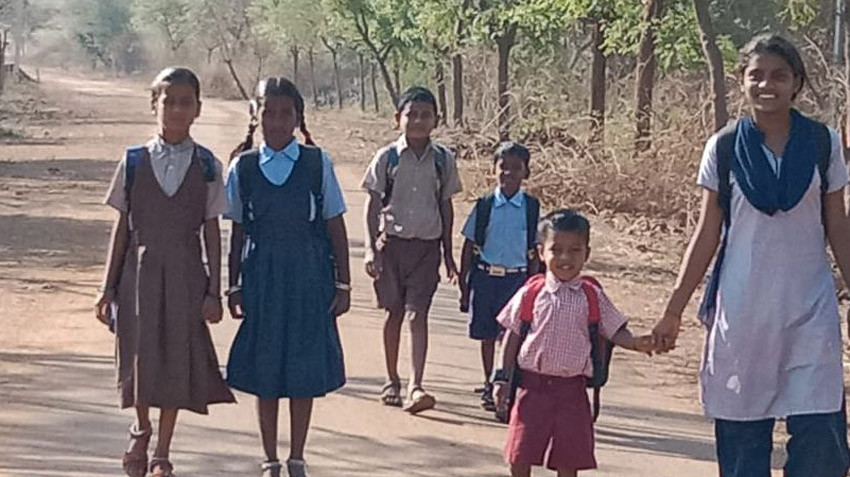 ದೂರದಲ್ಲಿರುವ ಶಾಲೆಗೆ ನಿತ್ಯ ನಡೆದುಕೊಂಡು ಹೋಗುತ್ತಿರುವ ನಿರಾಶ್ರಿತರ ಮಕ್ಕಳು