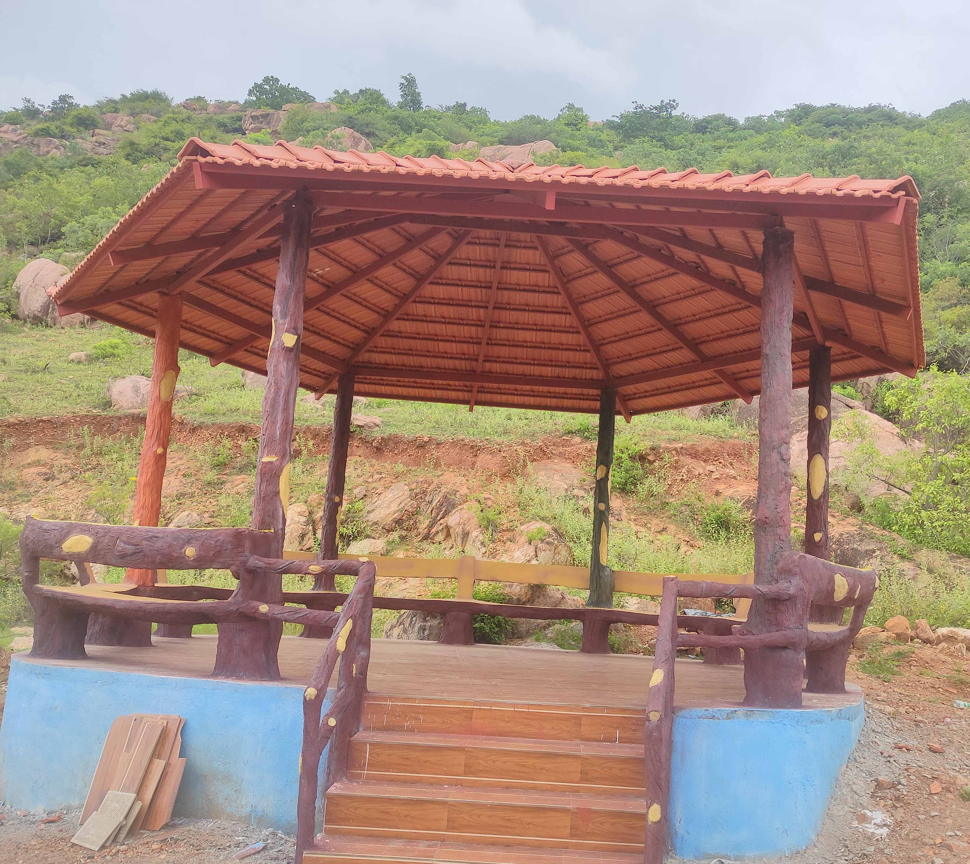 ಶಹಾಪುರ ನಗರದ ಆದರ್ಶ ವಿದ್ಯಾಲಯದ ಹಿಂದುಗಡೆ ಕಾಯ್ದಿಟ್ಟ ಅರಣ್ಯ ಪ್ರದೇಶದಲ್ಲಿ ನಿರ್ಮಿಸುತ್ತಿರುವ ಸಾಲು ಮರದ ತಿಮ್ಮಕ್ಕ ವೃಕ್ಷೊದ್ಯಾನ