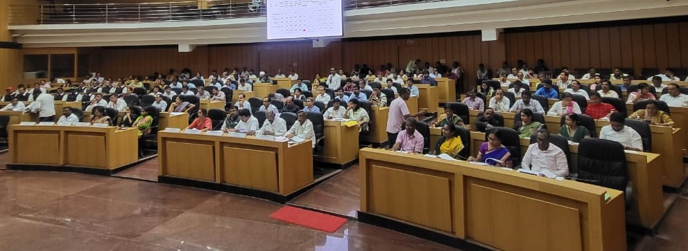 ರಾಮನಗರ ಜಿಲ್ಲಾ ಪಂಚಾಯಿತಿ ಸಭಾಂಗಣದಲ್ಲಿ ಮಂಗಳವಾರ ನಡೆದ ದಿಶಾ ಸಮಿತಿ ಸಭೆಯಲ್ಲಿ ಭಾಗವಹಿಸಿದ್ದ ಜಿಲ್ಲಾ ಮತ್ತು ತಾಲ್ಲೂಕು ಮಟ್ಟದ ಅಧಿಕಾರಿಗಳು