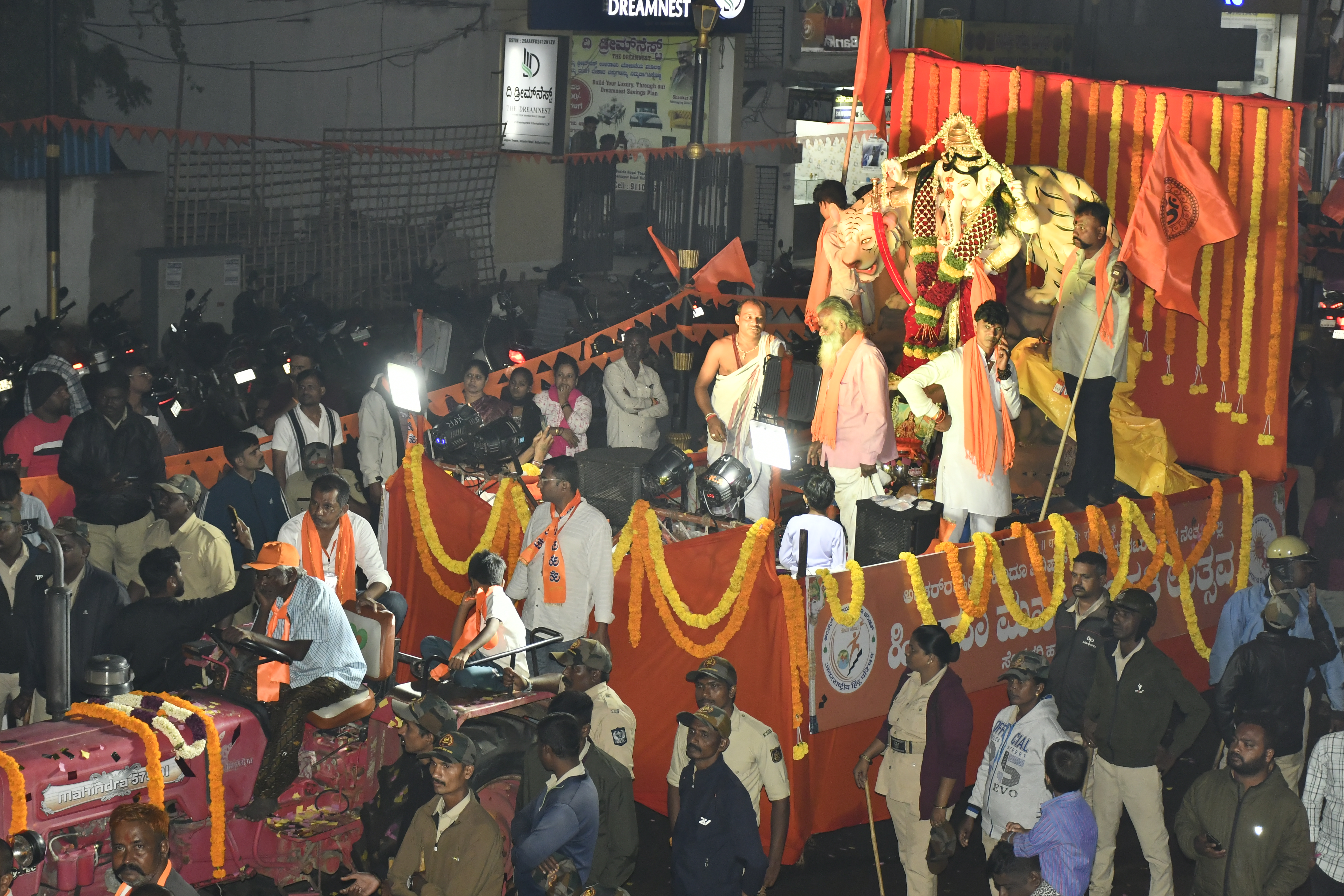 ನಗರದ ರಾಜ್‌ಕುಮಾರ್ ರಸ್ತೆಯಲ್ಲಿನ ಸೆಂಟನರಿ ಹಾಲ್‌ನಲ್ಲಿ ಪ್ರತಿಷ್ಠಾಪಿಸಿದ್ದ ‘ಹಿಂದೂ ಮಹಾಗಣಪತಿ’ಯ ಶೋಭಾಯಾತ್ರೆ ಸಂಭ್ರಮದಿಂದ ನೆರವೇರಿತು. 