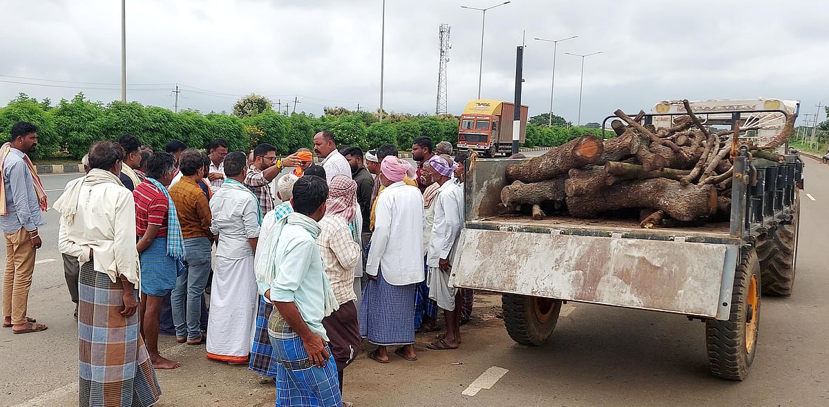 ಶಿಗ್ಗಾವಿ | ರಾಷ್ಟ್ರೀಯ ಹೆದ್ದಾರಿಗೆ ಶವ ತಂದ ಬಿಸನಹಳ್ಳಿ ಗ್ರಾಮಸ್ಥರು