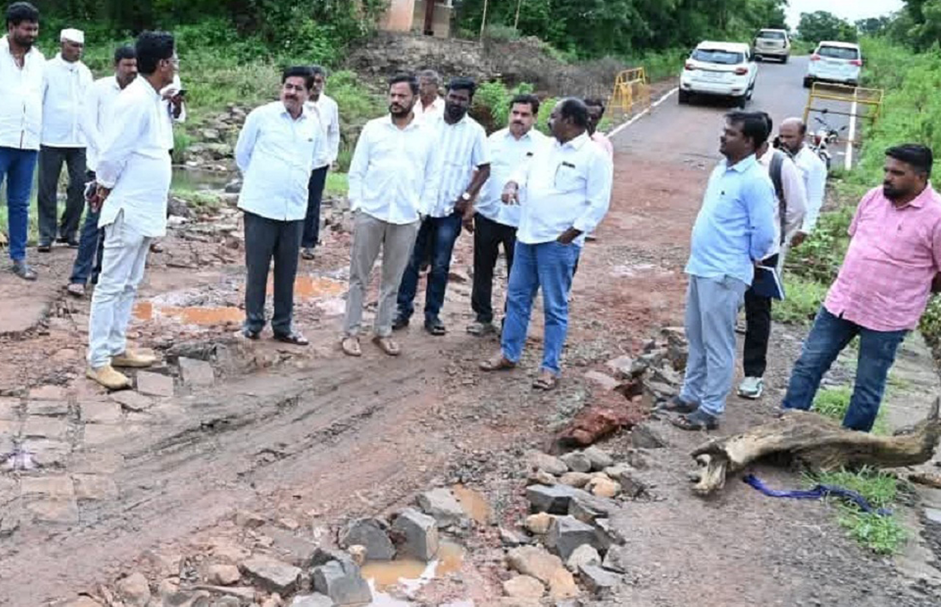 ಬಸವಕಲ್ಯಾಣ ತಾಲ್ಲೂಕಿನ ಆಲಗೂಡ ವ್ಯಾಪ್ತಿಯ ರಸ್ತೆ ಹಾಳಾಗಿರುವುದನ್ನು ಮಂಗಳವಾರ ಪರಿಶೀಲಿಸಲಾಯಿತು. ವಿಧಾನ ಪರಿಷತ್ ಮಾಜಿ ಸದಸ್ಯ ವಿಜಯಸಿಂಗ್ ಇದ್ದರು