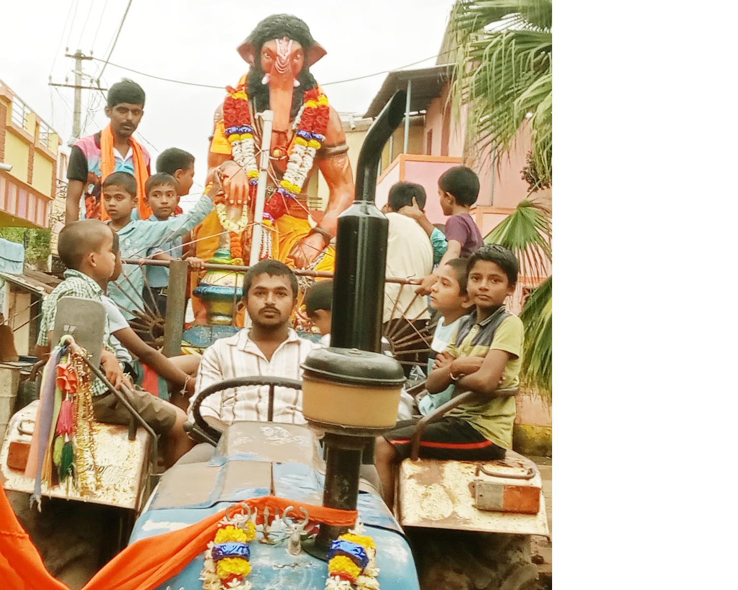 ಉಪ್ಪಿನಬೆಟಗೇರಿಯಲ್ಲಿ ಪ್ರತಿಷ್ಠಾಪಿಸಲಾಗಿದ್ದ ಗಣೇಶ ಮೂರ್ತಿಯನ್ನು ಟ್ರ್ಯಾಕ್ಟರ್‌ನಲ್ಲಿ ಮೆರವಣಿ ಮಾಡಿ ವಿಸರ್ಜಿಸಲಾಯಿತು