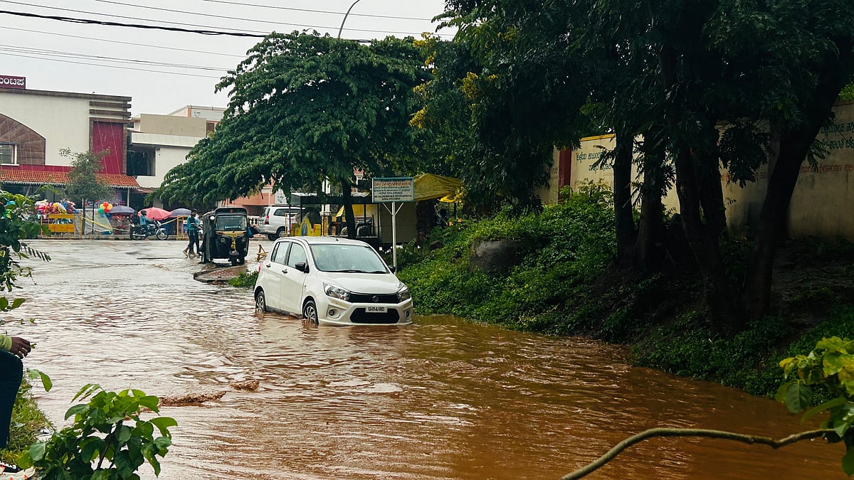 ಚಿತ್ರದುರ್ಗ: ಧಾರಾಕಾರ ಮಳೆ; ಶಾಲಾ ವಿದ್ಯಾರ್ಥಿಗಳ ಪರದಾಟ
