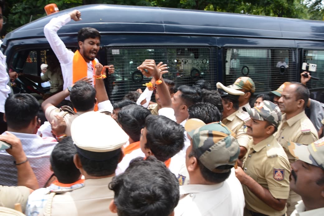ವಿಜಯಪುರಕ್ಕೆ ಸರ್ಕಾರಿ ವೈದ್ಯಕೀಯ ಕಾಲೇಜು ಸ್ಥಾಪಿಸಬೇಕು ಎಂದು ಆಗ್ರಹಿಸಿ ಜಿಲ್ಲಾಧಿಕಾರಿಗೆ ಮುತ್ತಿಗೆ ಹಾಕಲು ಮುಂದಾದ ಎಬಿವಿಪಿ ಕಾರ್ಯಕರನ್ನು ಮಂಗಳವಾರ ಅಂಬೇಡ್ಕರ್‌ ಸರ್ಕಲ್‌ನಲ್ಲಿ ಪೊಲೀಸರು ವಶಕ್ಕೆ ಪಡೆದರು
