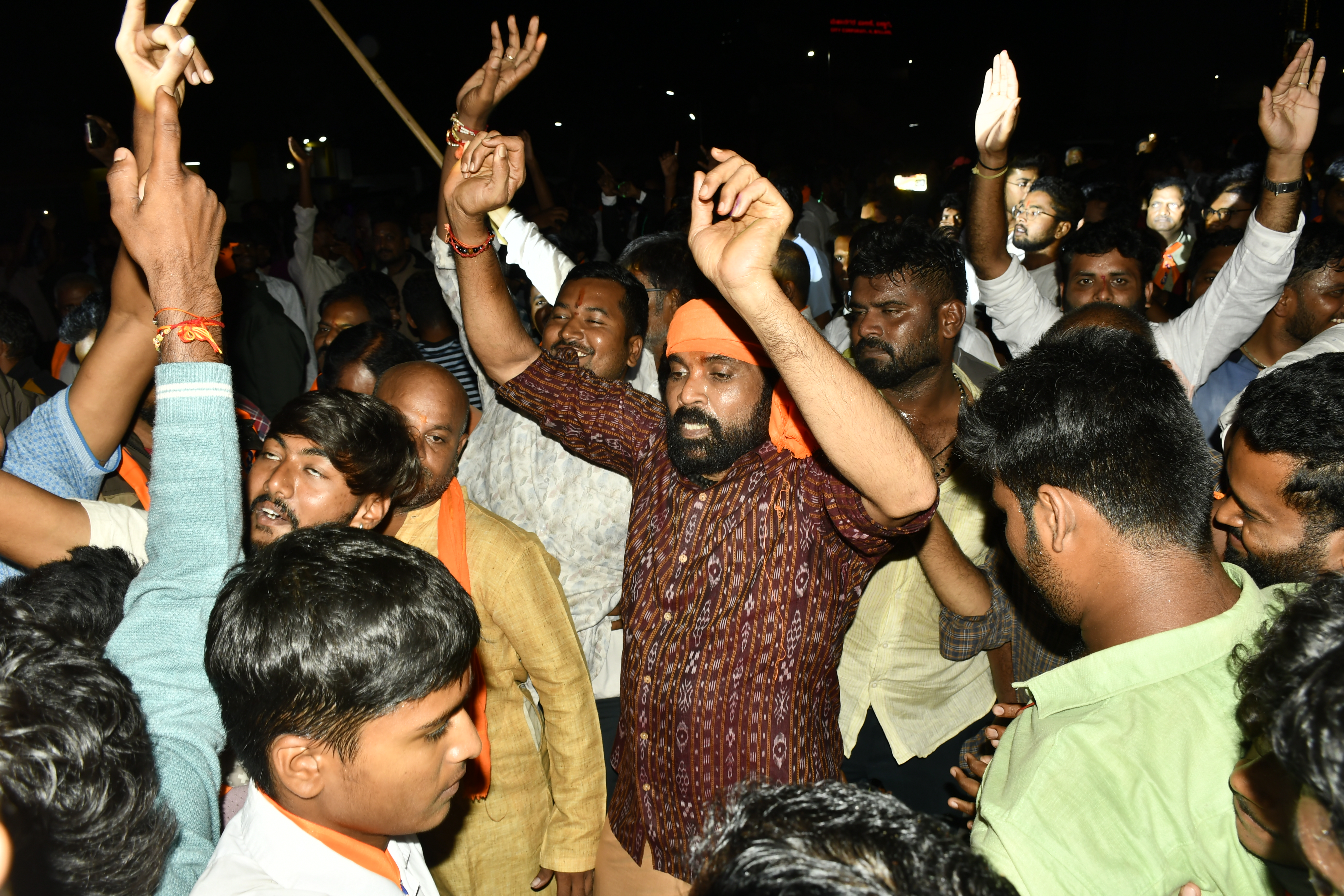 ನಗರದ ರಾಜ್‌ಕುಮಾರ್ ರಸ್ತೆಯಲ್ಲಿನ ಸೆಂಟನರಿ ಹಾಲ್‌ನಲ್ಲಿ ಪ್ರತಿಷ್ಠಾಪಿಸಿದ್ದ ‘ಹಿಂದೂ ಮಹಾಗಣಪತಿ’ಯ ಶೋಭಾಯಾತ್ರೆ ವೇಳೆ ಡಿ.ಜೆ ಸದ್ದಿಗೆ ಹೆಜ್ಜೆ ಹಾಕಿದ ಮಾಜಿ ಸಚಿವ ಶ್ರೀರಾಮುಲು   
