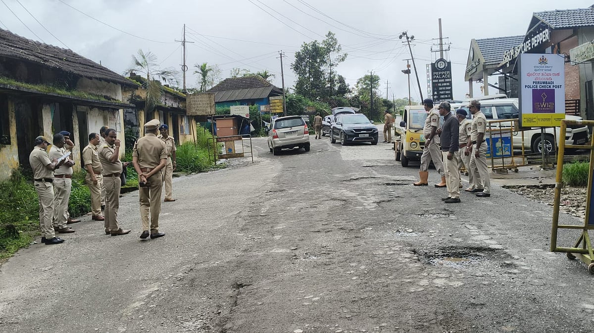 ವಿರಾಜಪೇಟೆ | ಮದ್ಯ ಸಾಗಾಟ: ಗಡಿ ಭಾಗದಲ್ಲಿ ವಾಹನ ತಪಾಸಣೆ