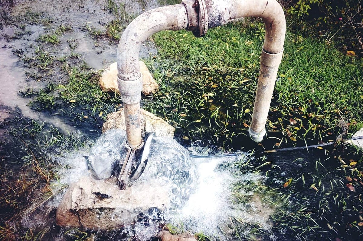 ಕೊಟ್ಟೂರು | ಕೊಳವೆ ಬಾವಿಯಲ್ಲಿ ಉಕ್ಕಿ ಹರಿದ ಜಲಧಾರೆ