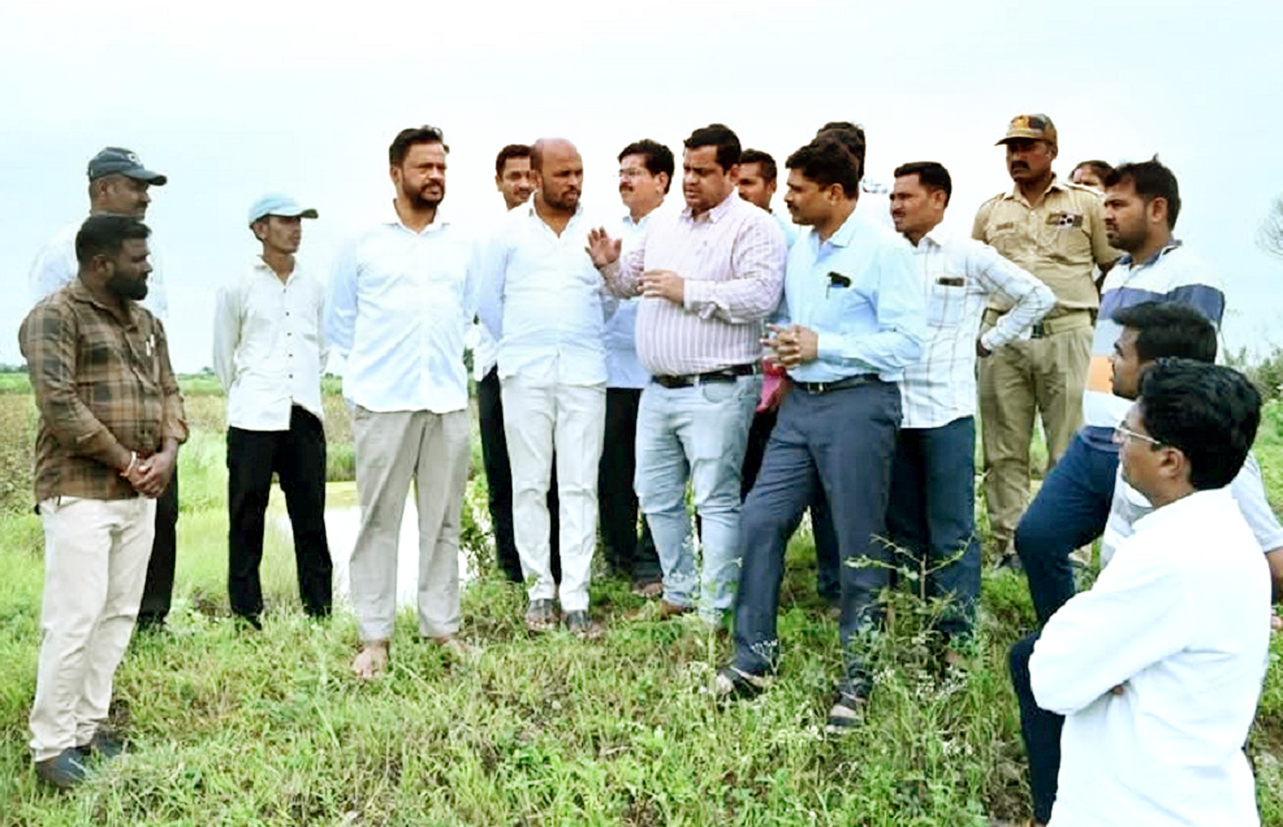 ಬಸವಕಲ್ಯಾಣ ತಾಲ್ಲೂಕಿನ ಉಜಳಂಬ ಹತ್ತಿರದ ಜಮೀನಿನಲ್ಲಿ ಮಂಗಳವಾರ ಹಾನಿ ಸಮೀಕ್ಷೆ ನಡೆಯಿತು. ವಿಧಾನ ಪರಿಷತ್ ಮಾಜಿ ಸದಸ್ಯ ವಿಜಯಸಿಂಗ್ ಕೃಷಿ ಅಧಿಕಾರಿ ಗೌತಮ್ ಇಒ ರಮೇಶ ಸುಲ್ಫಿ ಇದ್ದರು 