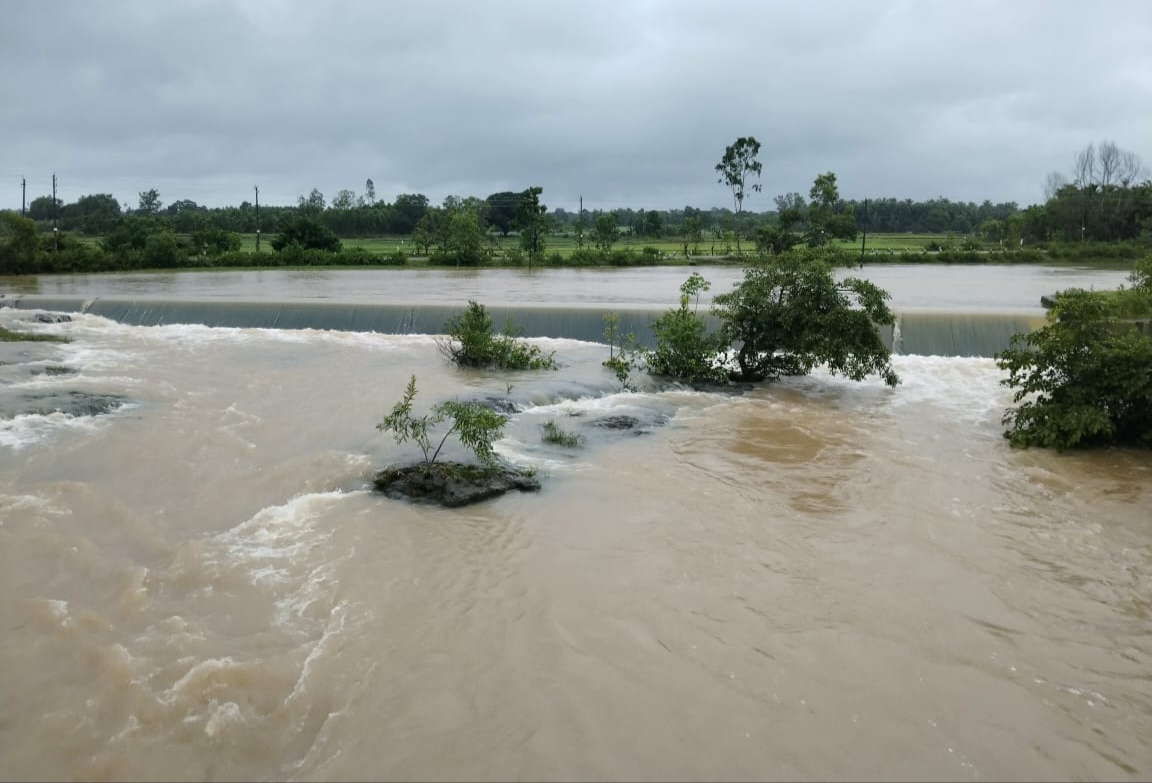 ಸೊರಬ ತಾಲ್ಲೂಕಿನ ಹೆಚ್ಚೆ ಗ್ರಾಮದ ತೋಟದಕೆರೆ ಕೋಡಿಯಲ್ಲಿ ಹರಿಯುತ್ತಿರುವ ನೀರು