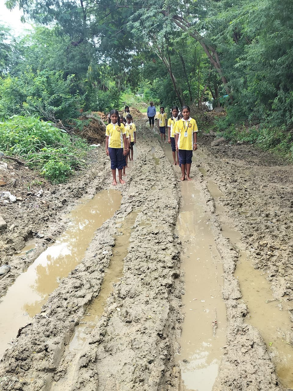 ಹಚ್ಚೋಳ್ಳಿ | ಕೆಸರು ಗದ್ದೆಯಾದ ಕಚ್ಚಾರಸ್ತೆ