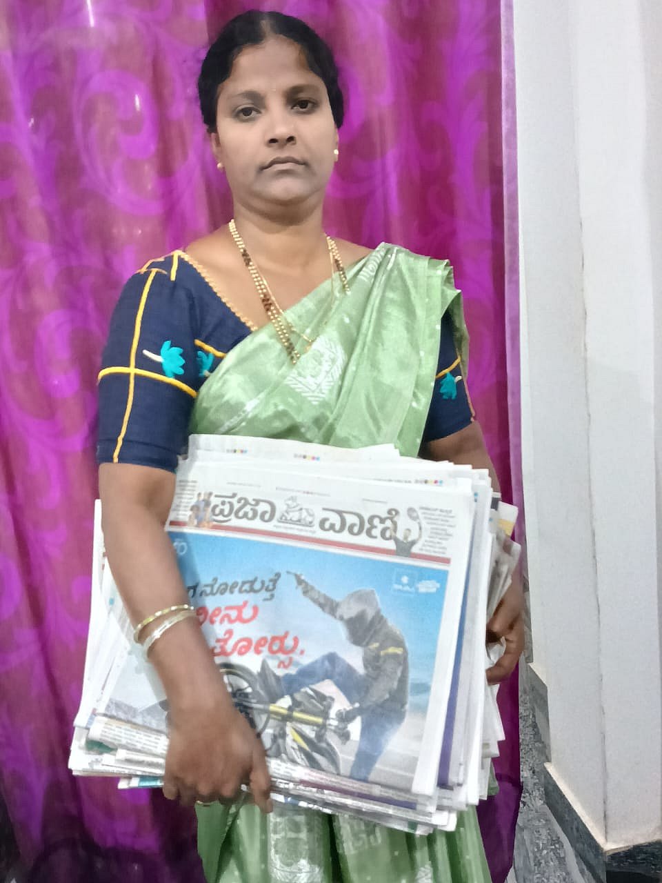 ಪತ್ರಿಕಾ ವಿತರಕರ ದಿನಾಚರಣೆ|ಚಿತ್ರದುರ್ಗ: ಮನೆಮನೆಗೆ ಪತ್ರಿಕೆ ತಲುಪಿಸುವ ಮಹಿಳೆಯರು