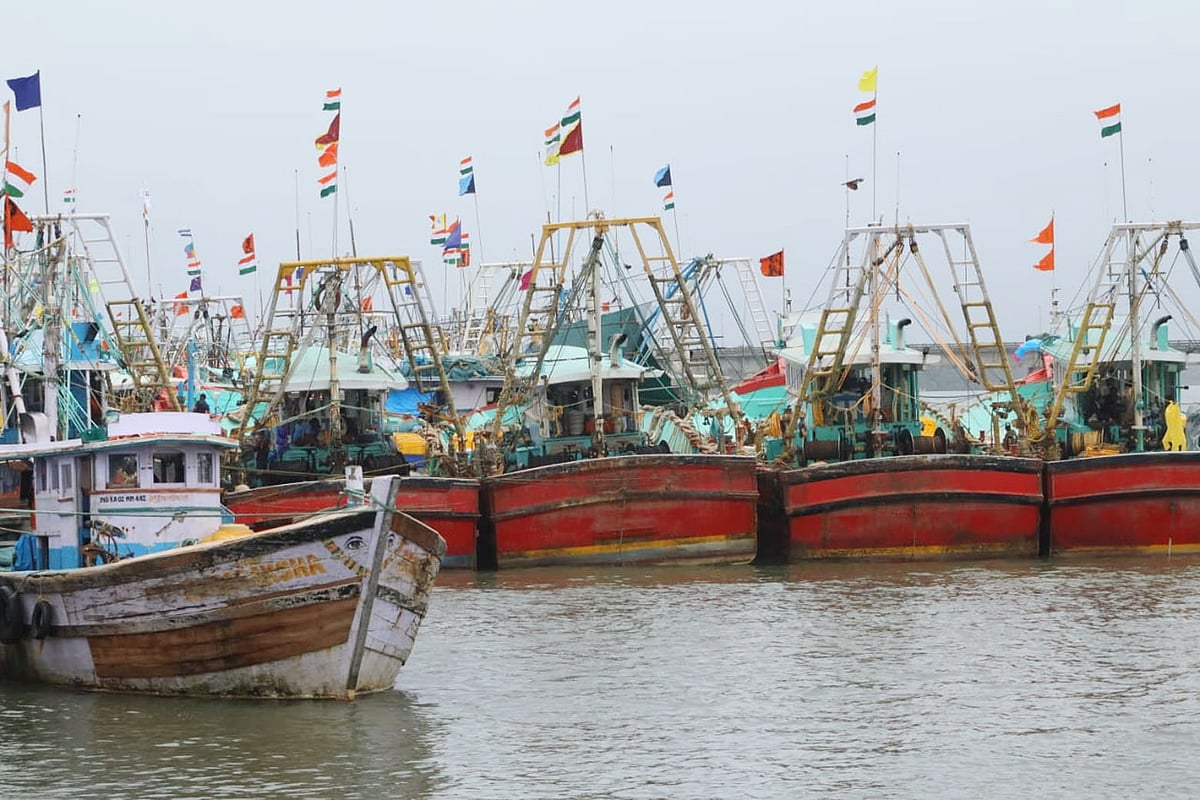 ಋತು ಆರಂಭದಲ್ಲೇ ತೂಫಾನ್ ಏಟು: ಮಲ್ಪೆ ಬಂದರಿನಲ್ಲಿ ಲಂಗರು ಹಾಕಿರುವ ದೋಣಿಗಳು