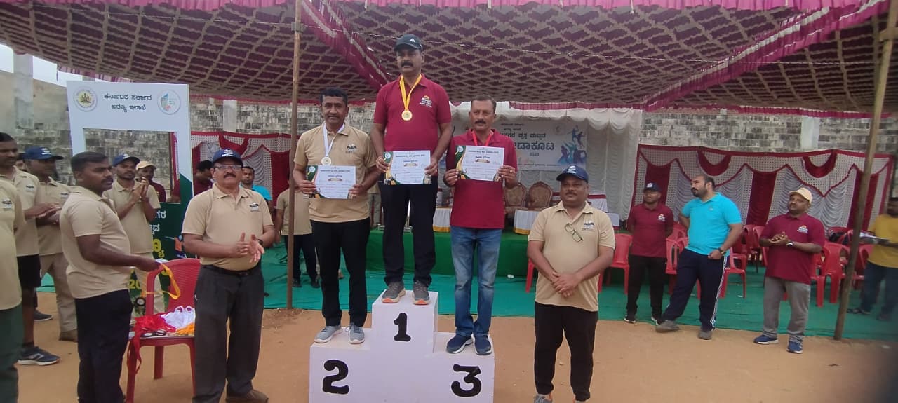ಅರಣ್ಯ ಇಲಾಖೆ ಕ್ರೀಡಾಕೂಟದಲ್ಲಿ 100 ಮೀ ಓಟ ಸ್ಪರ್ಧೆಯಲ್ಲಿ ಕ್ರಮವಾಗಿ ವಿಜೇತರಾದ ಭಾಸ್ಕರ್ ಹೀರಾಲಾಲ್‌ ಹಾಗೂ ರೇಣುಕಪ್ಪ